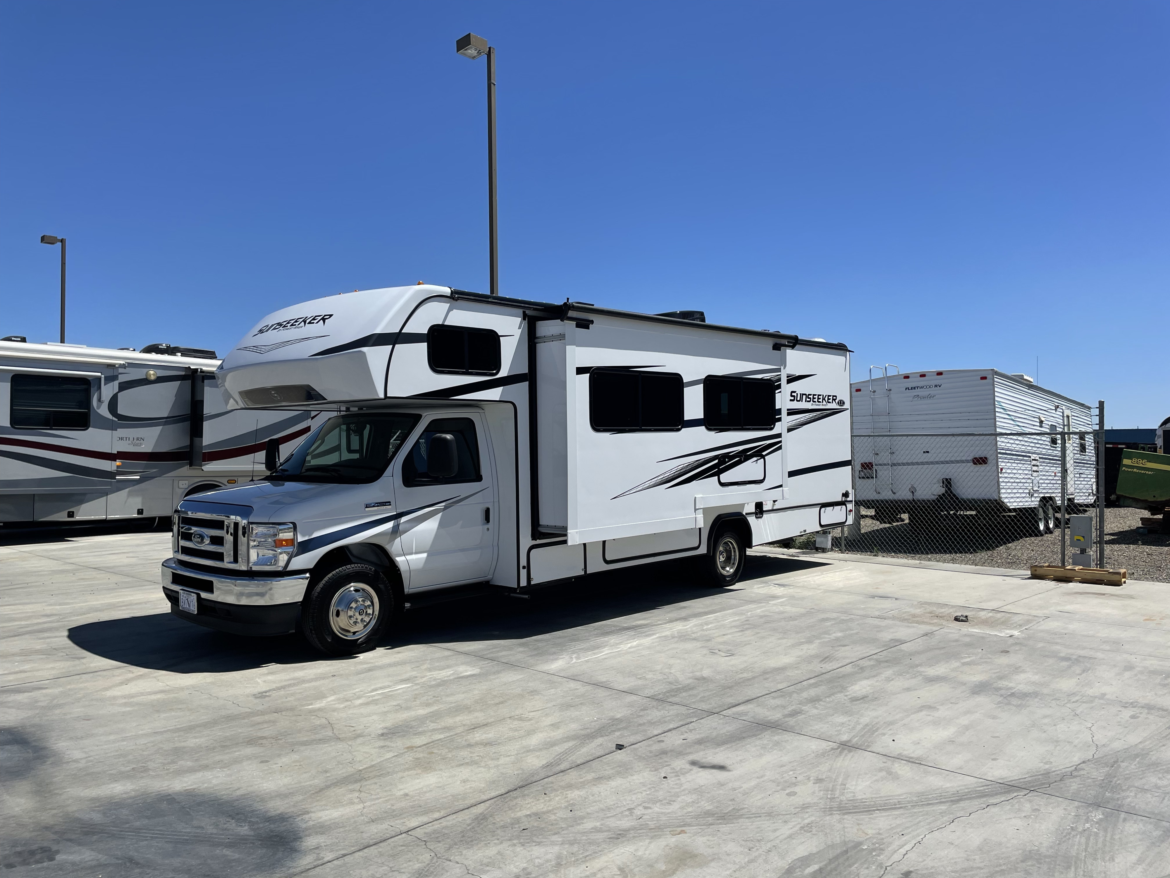 Your Hotel on Wheels, Sleeps Up to 7 "Frida"