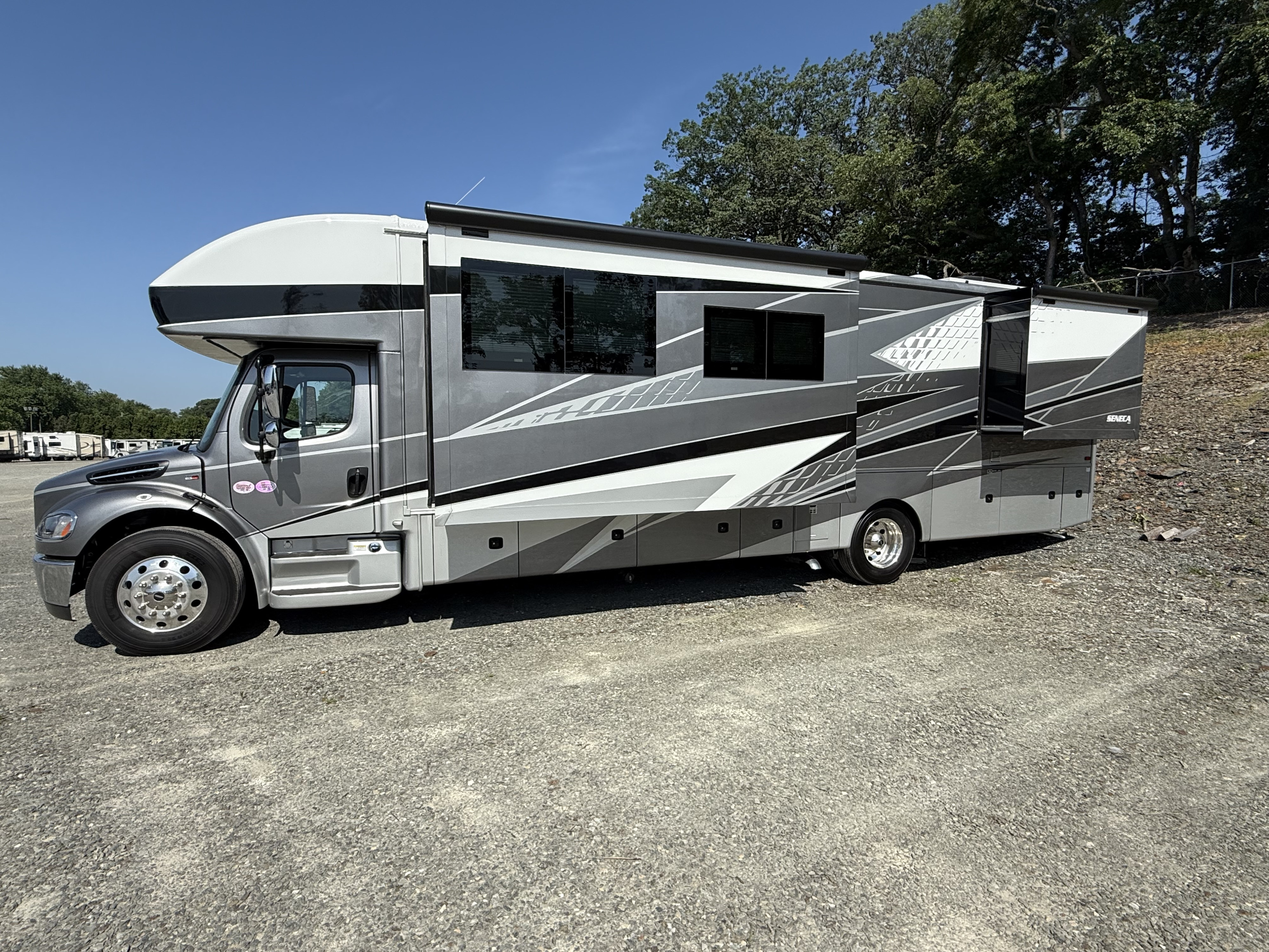 2025 Jayco Seneca 37L