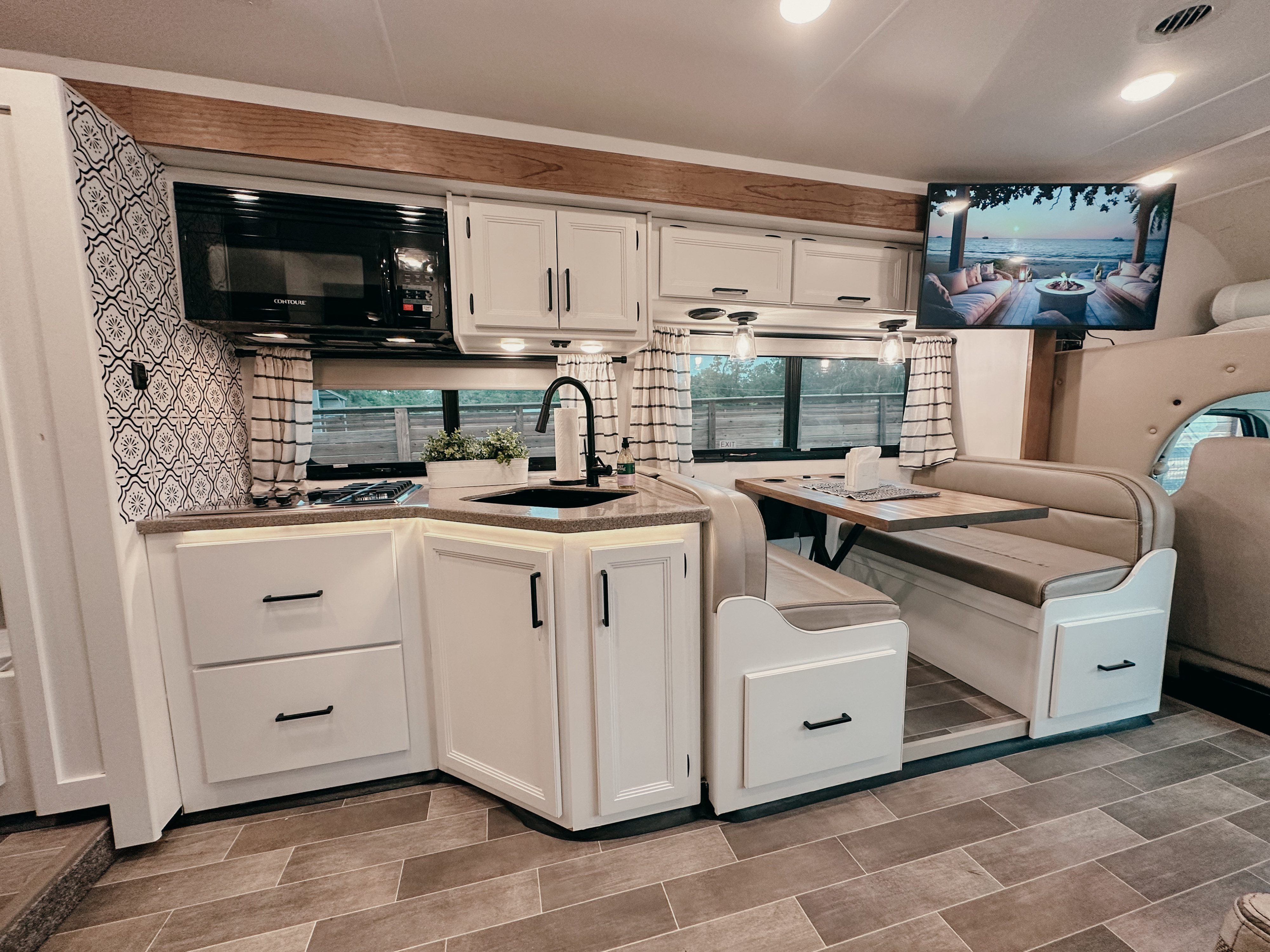 The Chic Chateau - Luxe Home on Wheels - Fully Stocked