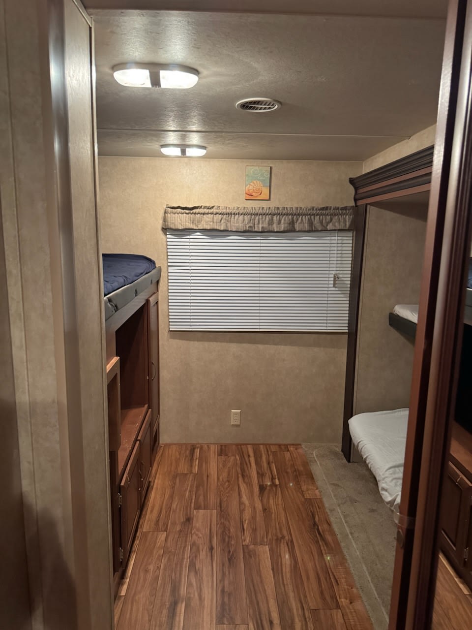 Explore this RV rental's cozy bunkhouse with ample sleeping, wood floor, & storage. Perfect for family adventures.. Forest River Salem 2016