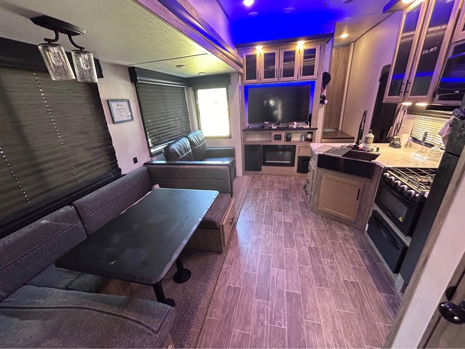 Fifth-wheel RV Rental 