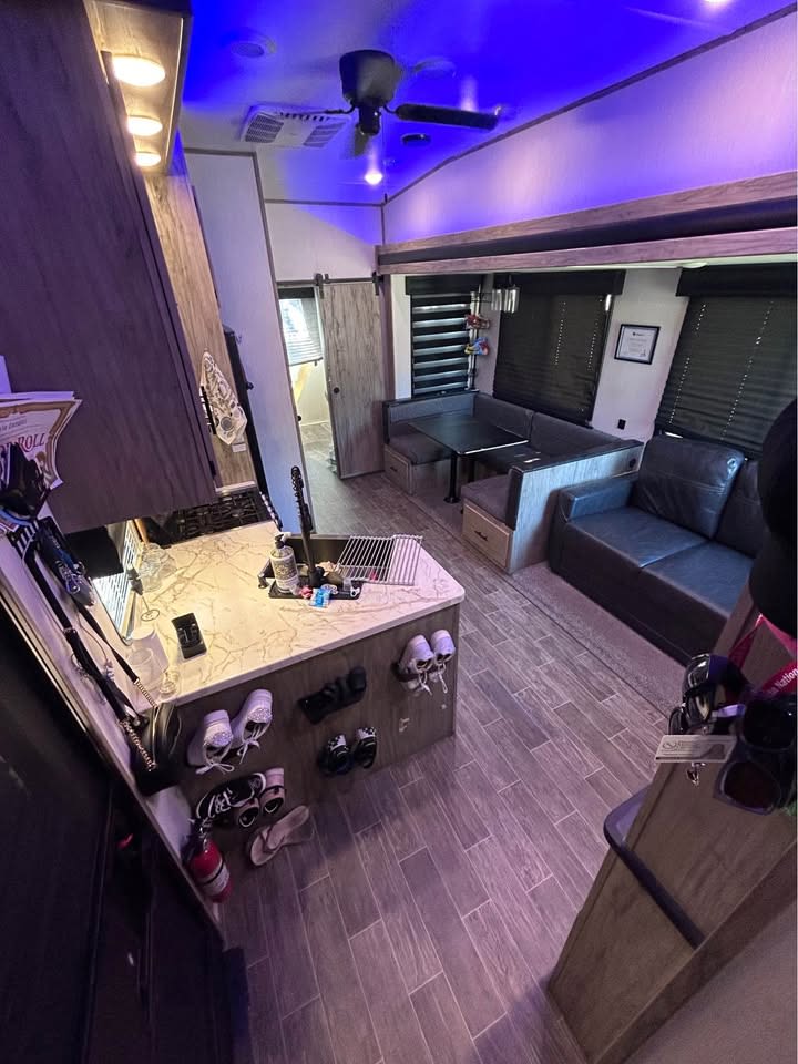 Fifth-wheel RV Rental 