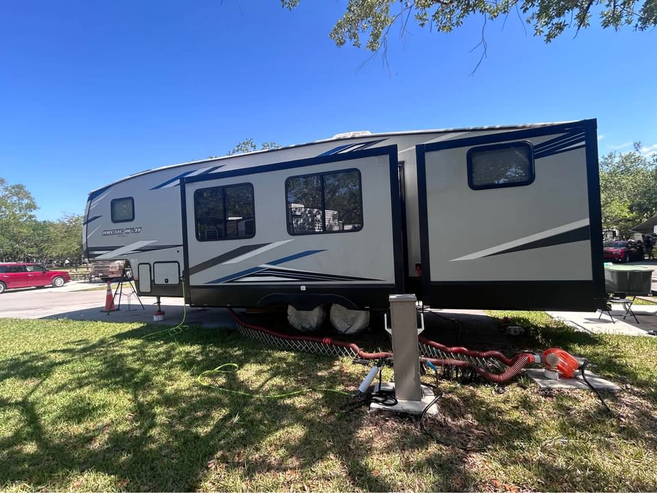 Fifth-wheel RV Rental 
