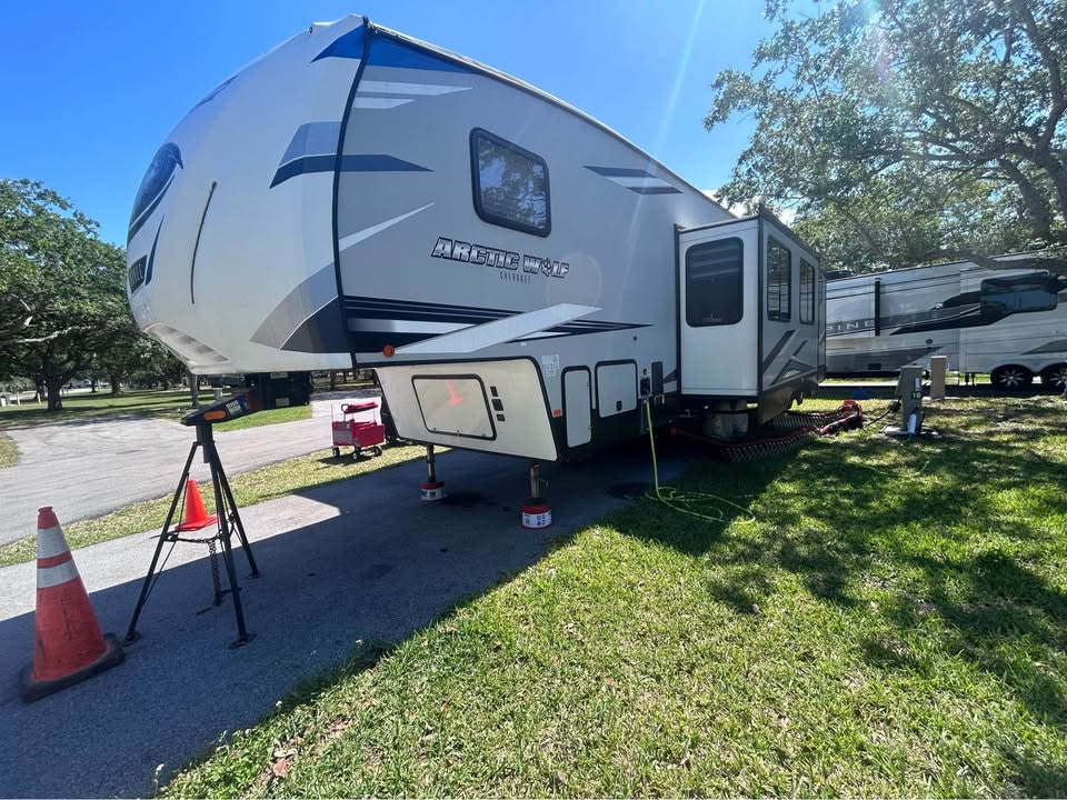Fifth-wheel RV Rental 