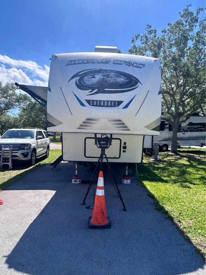 Fifth-wheel RV Rental 