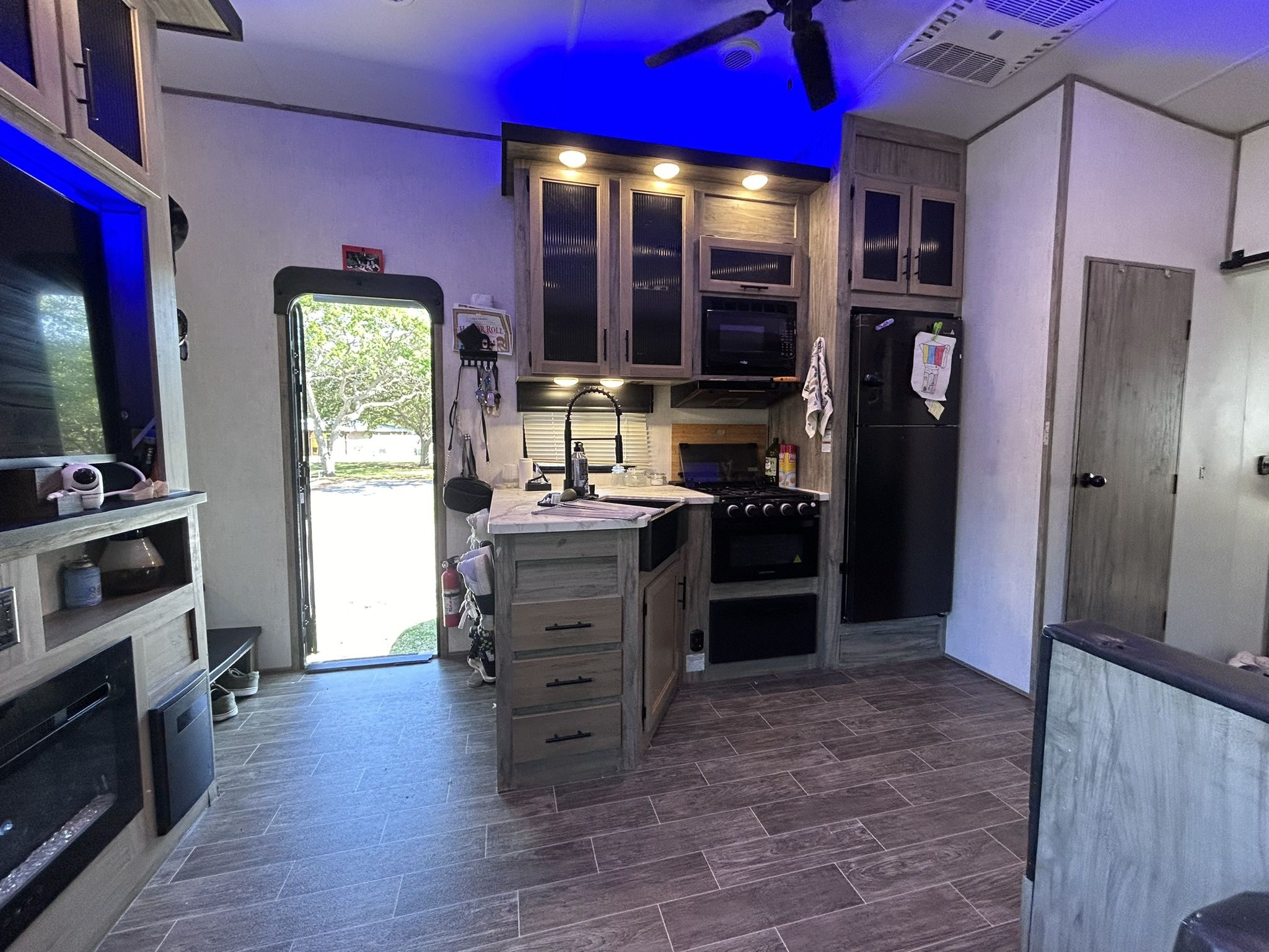 Fifth-wheel RV Rental 