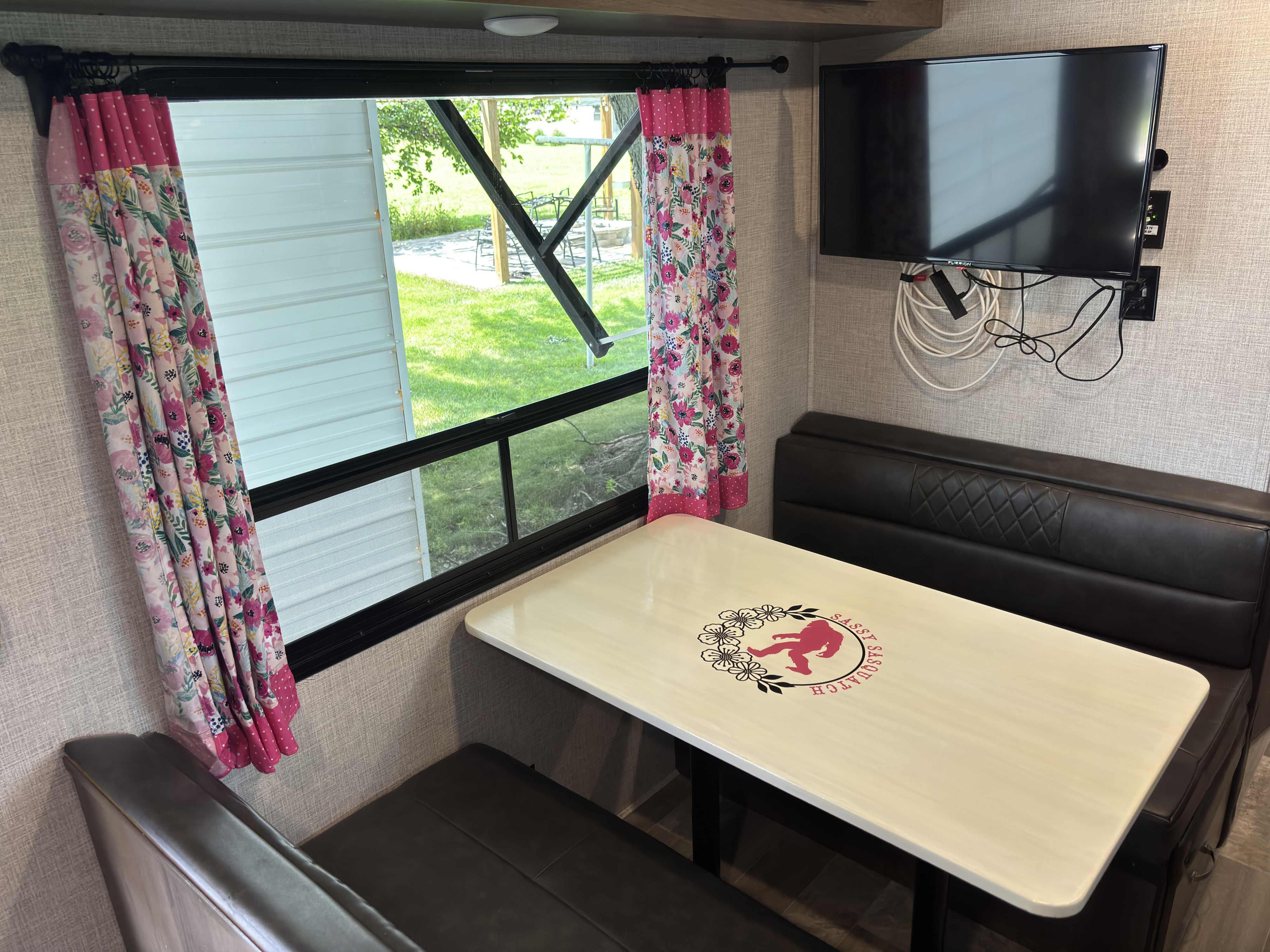 The Sassy Sasquatch – Family Bunkhouse w/ Outdoor Kitchen & Vibe