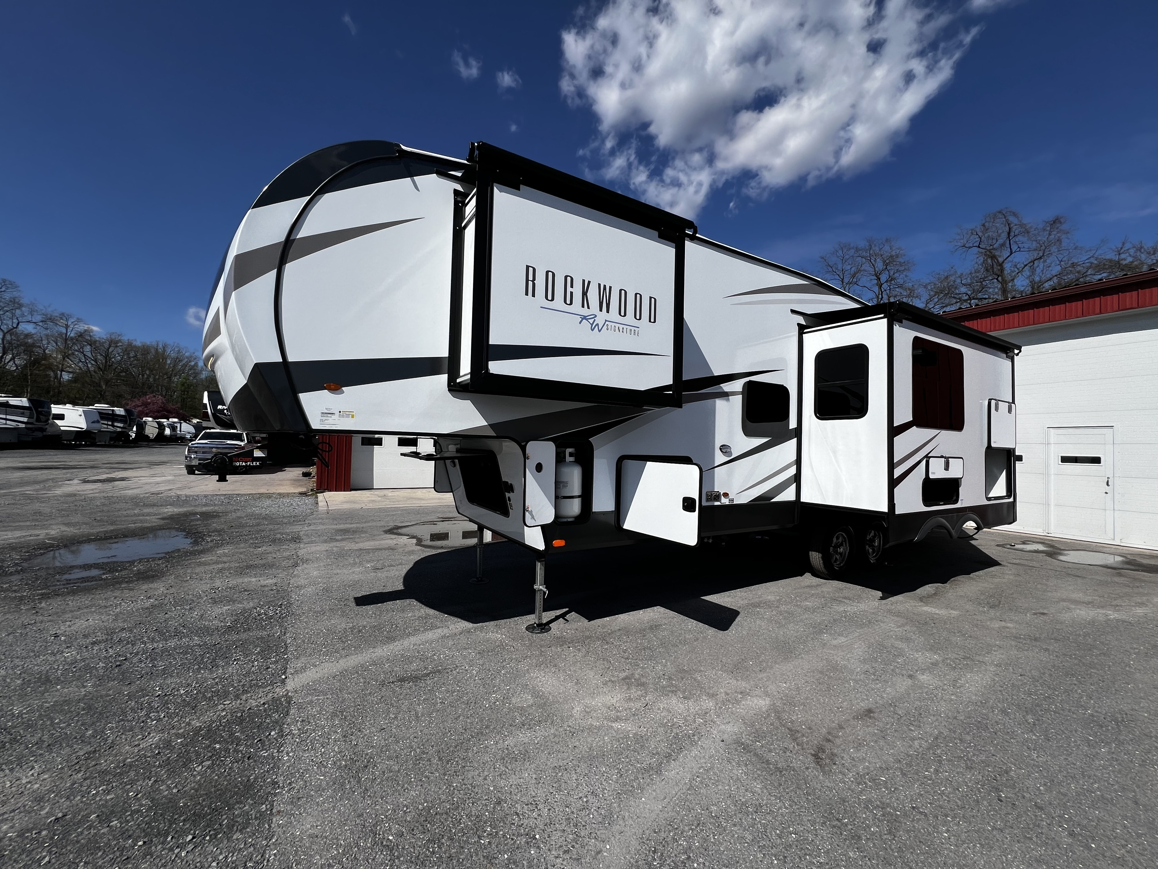 Modern Fifth Wheel – Your Home on the Road