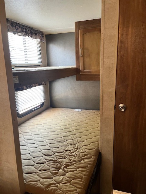 Comfortable RV rental bunk beds: Features upper & lower beds with mattresses, windows, and a built-in cabinet for your travels.. Keystone RV Summerland 2015