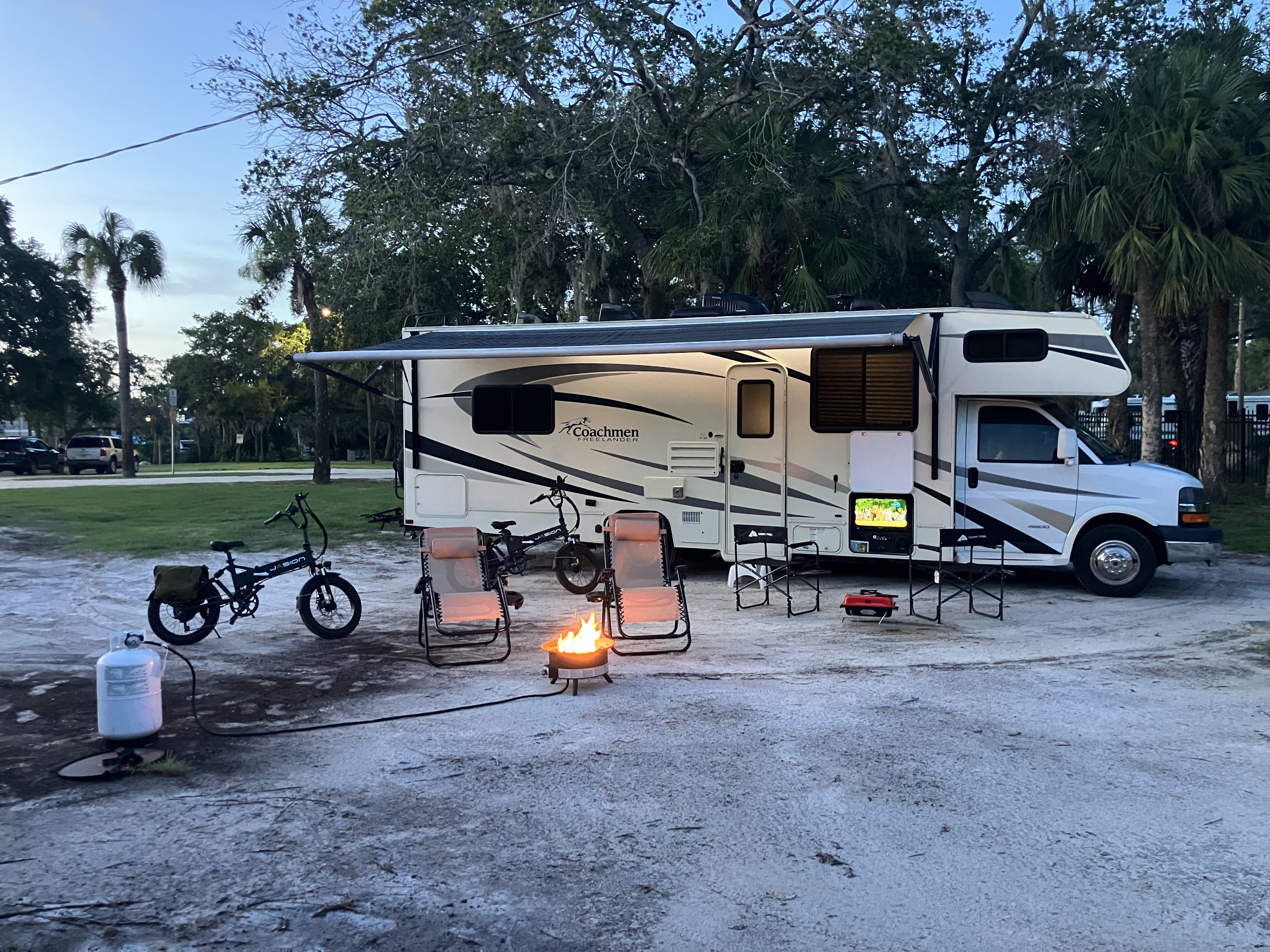 Family RV + Free E-Bike! 2017 Coachmen 27QB