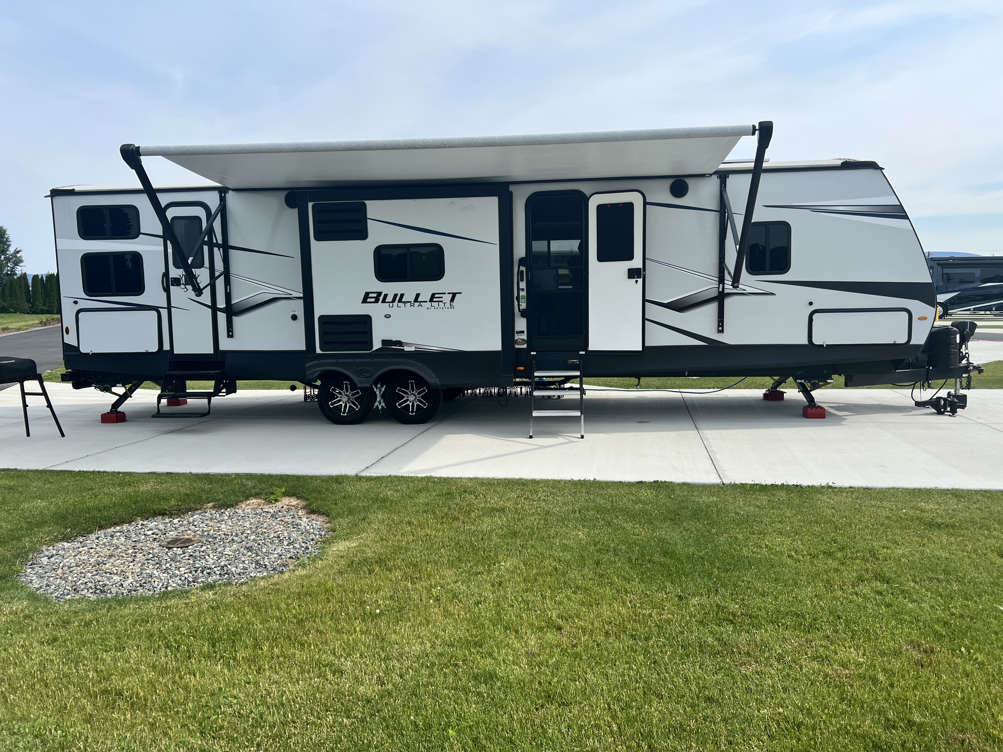 Luxury 2BR RV | Self-Tow or Delivery & Full Setup | 5-Star Host