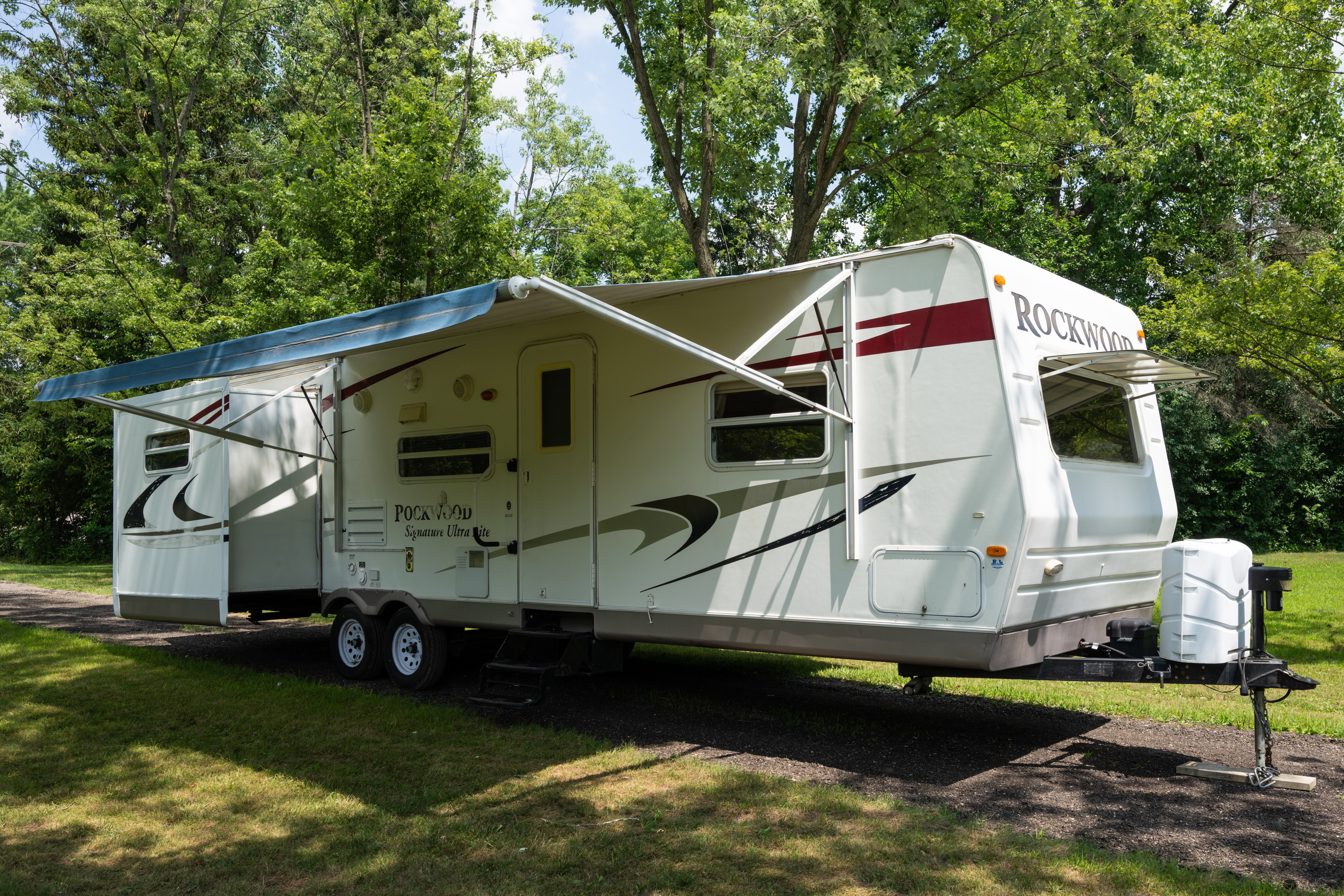 Spacious Rockwood Ultra Lite 33' - Sleeps 5-7 - Great for Family Trips