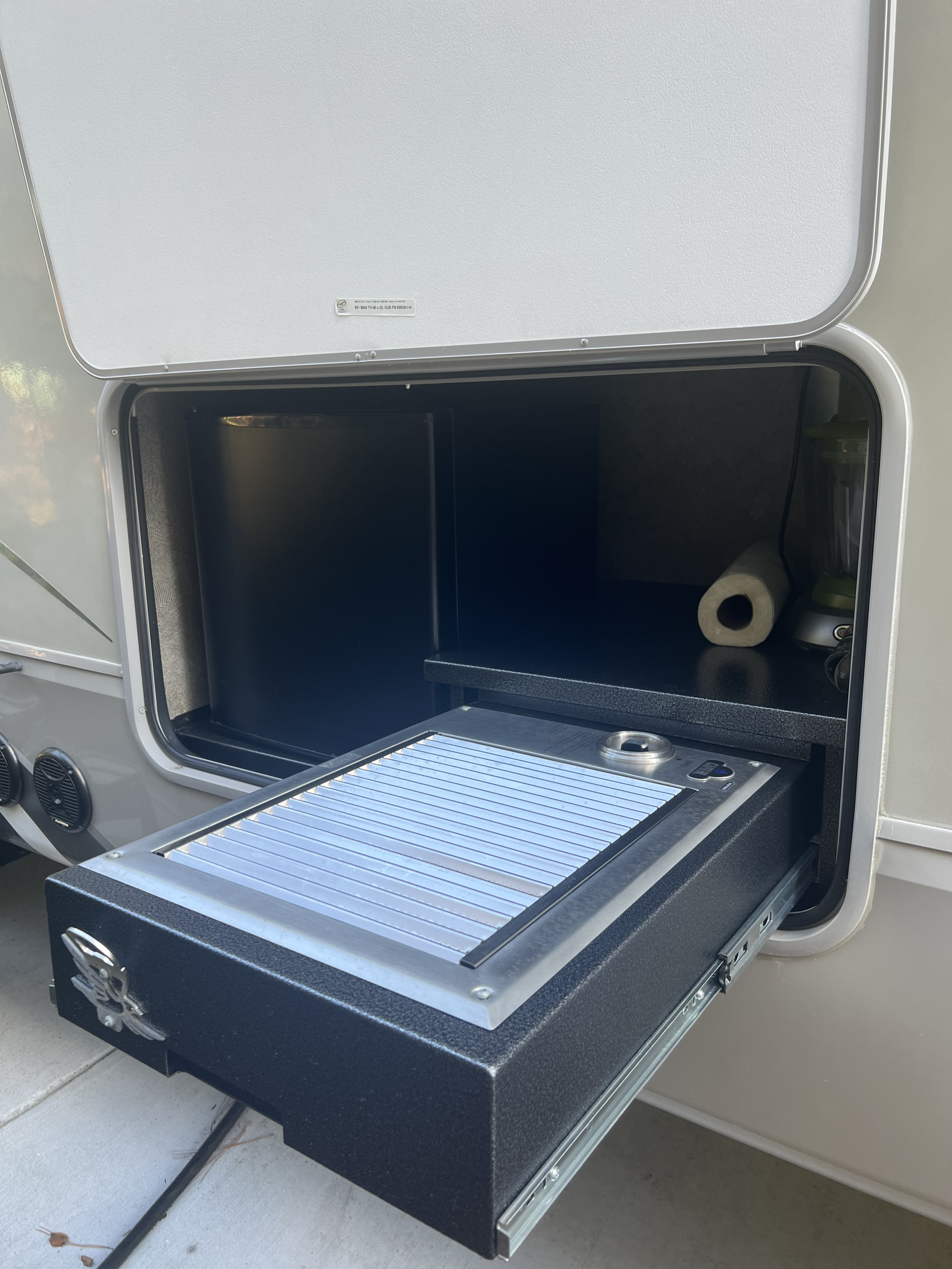 A convenient pull-out outdoor kitchen and grill from an RV rental's exterior storage compartment.. Jayco Eagle 2018