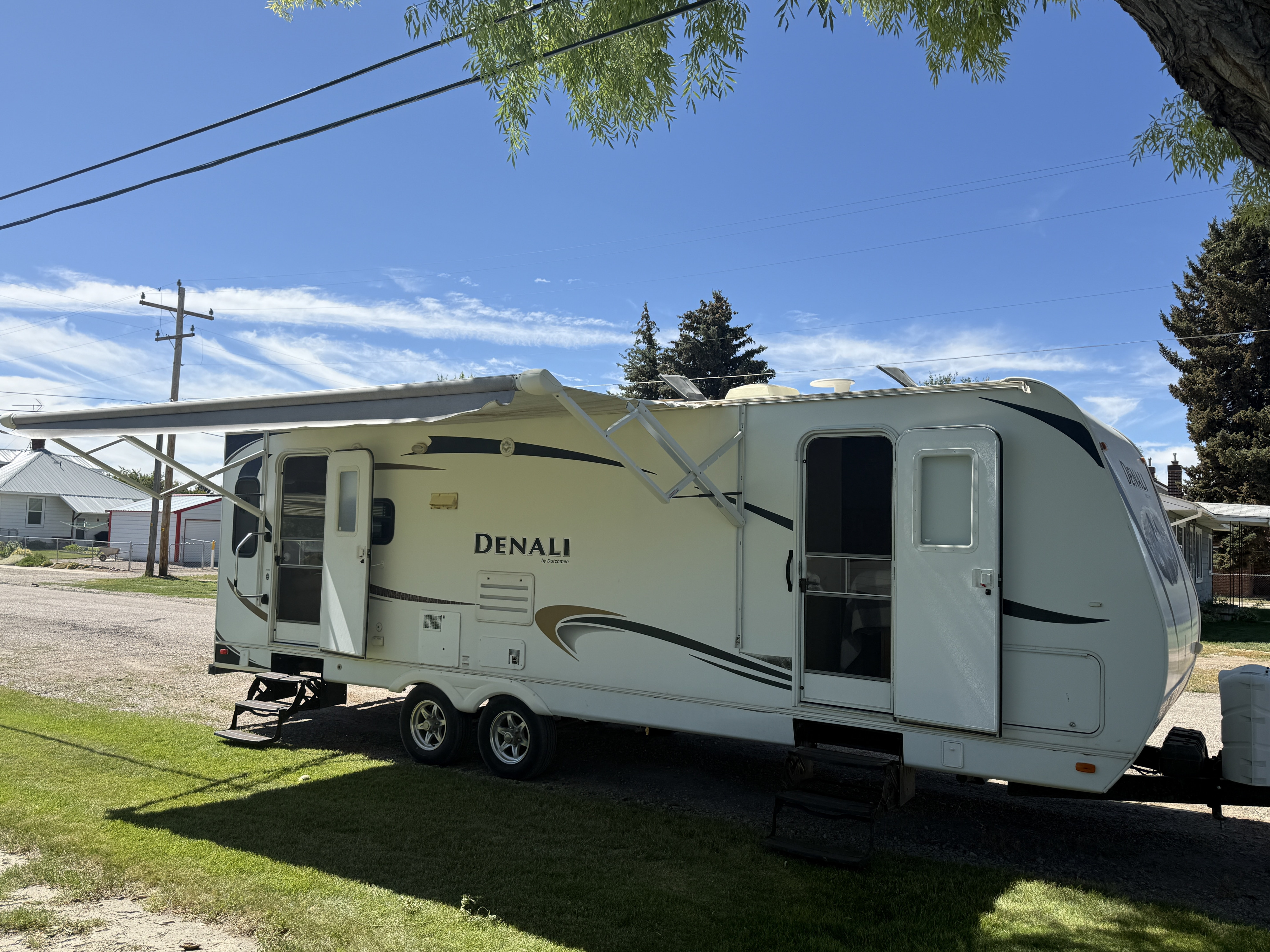 Beautiful & Roomy 2011 Denali Dutchman 265 RL