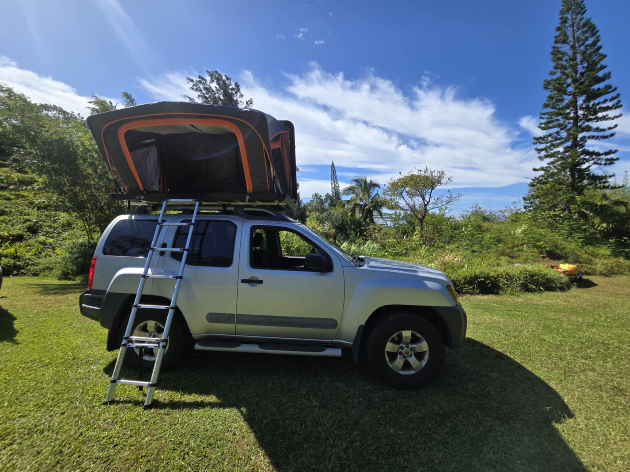 Light Grey Hydraulic Roof Tent – Camping Gear Included