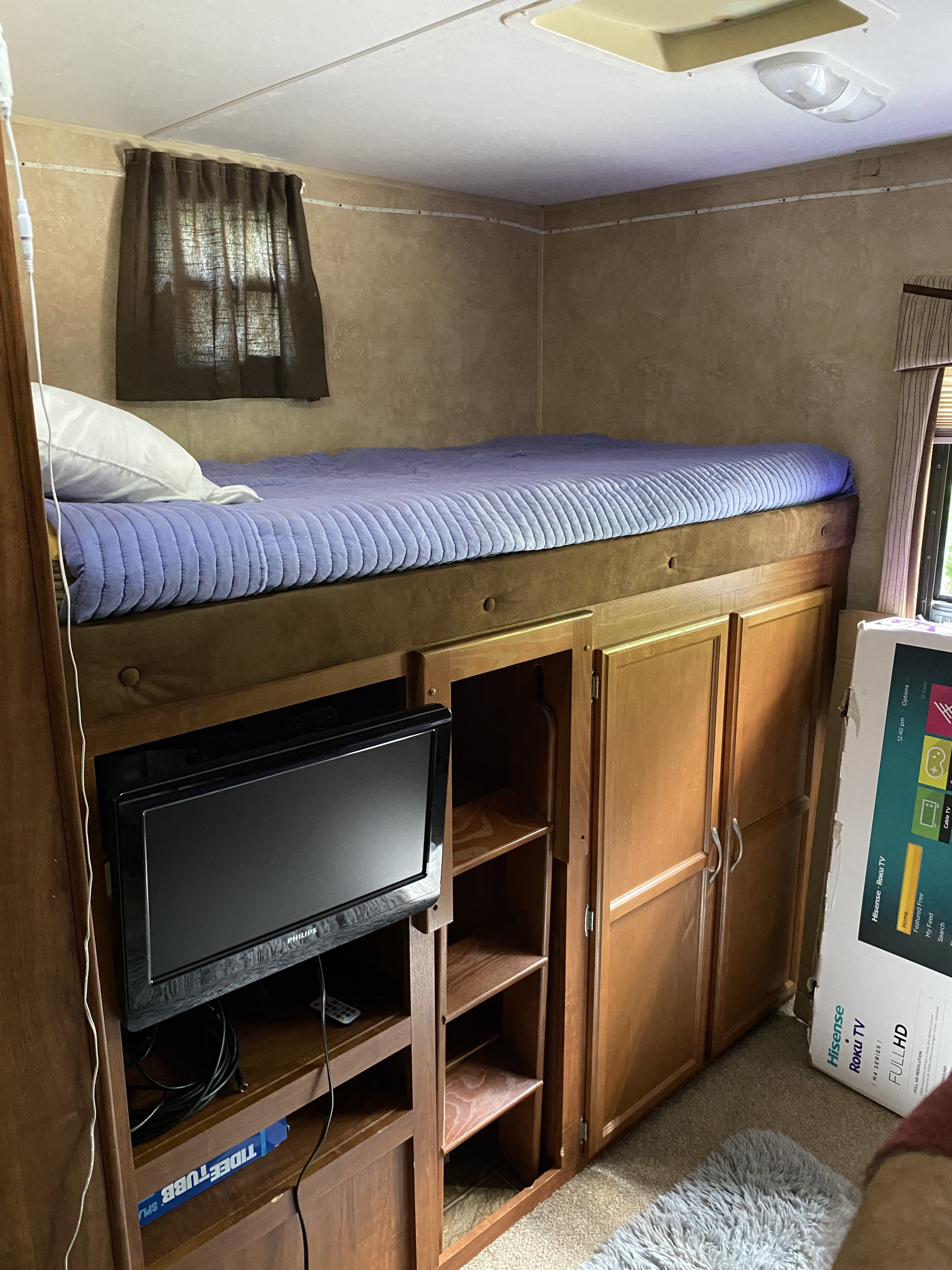 RV rental: Cozy bunk bed, built-in TV, and wood storage optimize this compact living space.. Jayco Eagle Super Lite 2010
