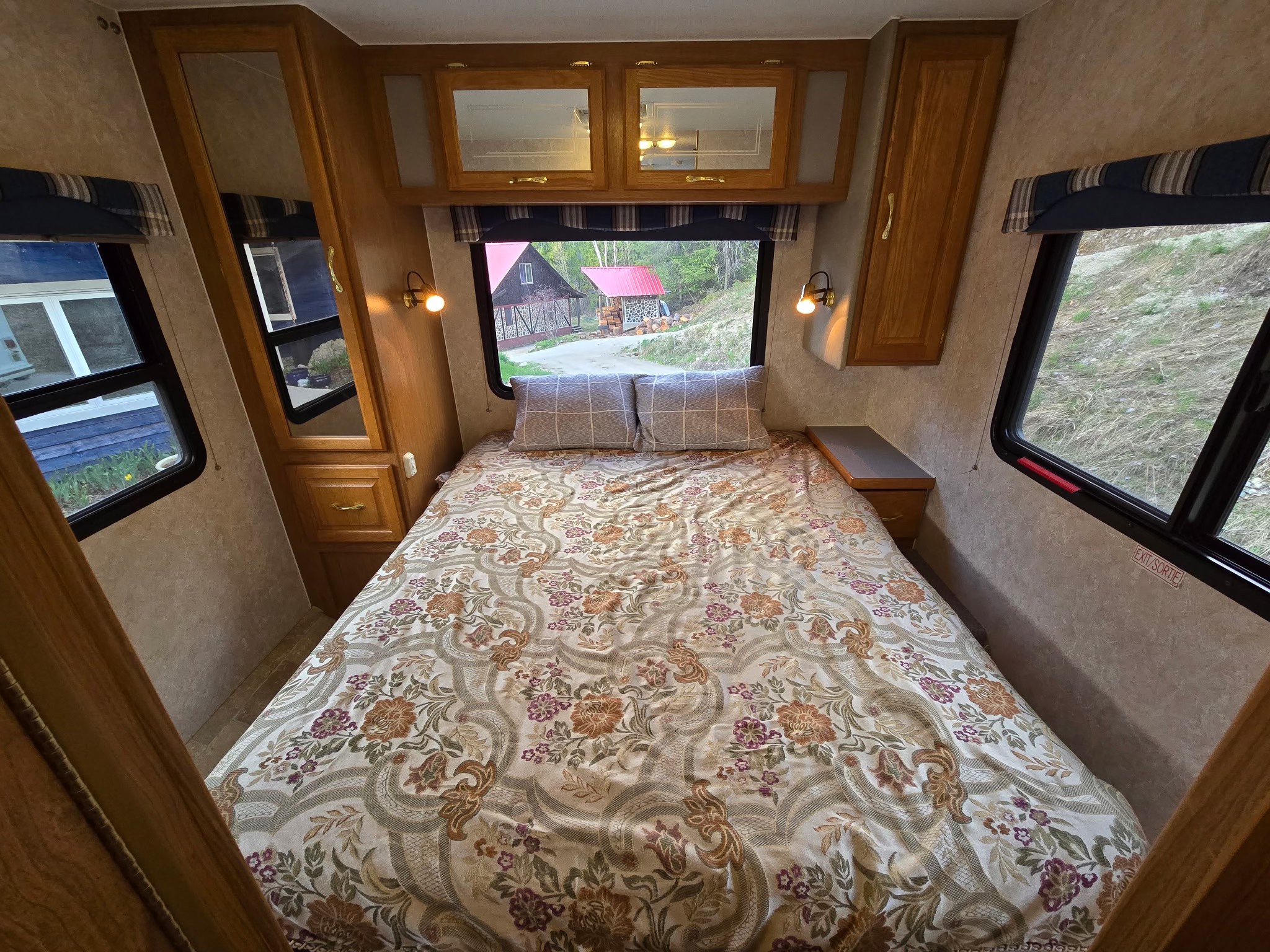 Cozy RV bedroom. Triple E Regal 2000