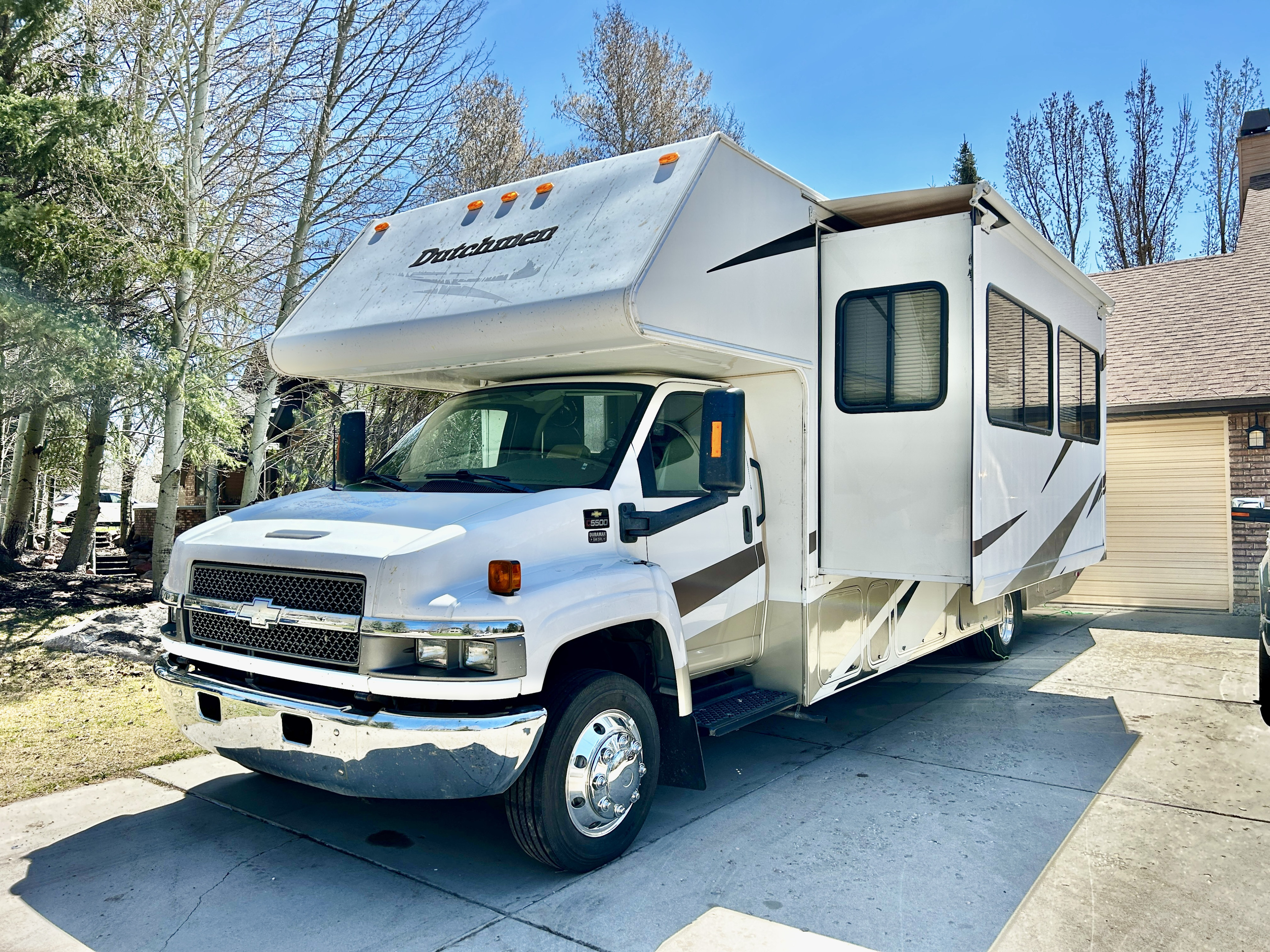 Dutchmen Kodiak 34’ Duramax Diesel Super C Motorhome