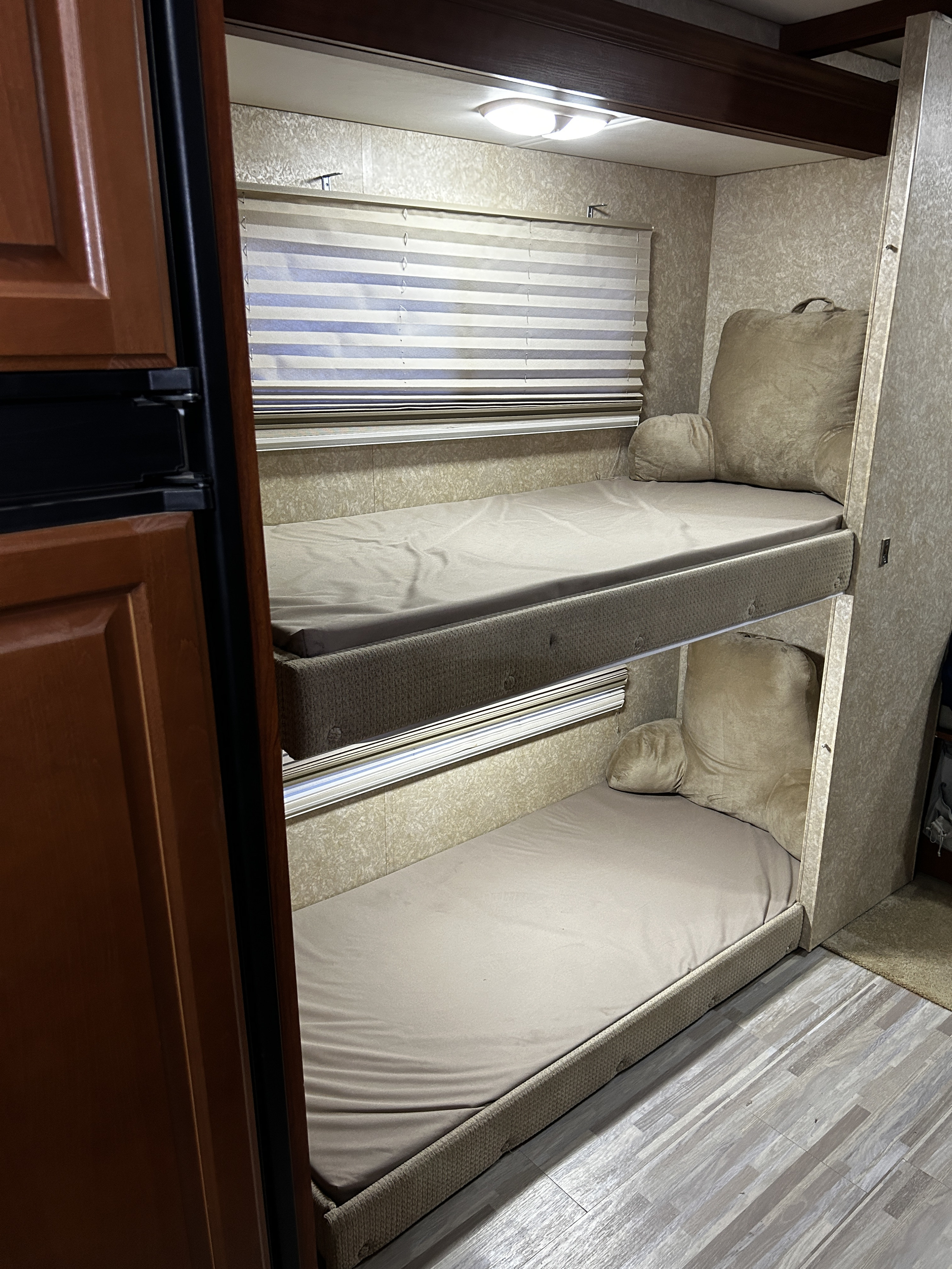 RV rental bunk beds offer cozy sleeping spaces. Features include light mattresses, backrest pillows, and window blinds.. Dutchmen Kodiak 2007