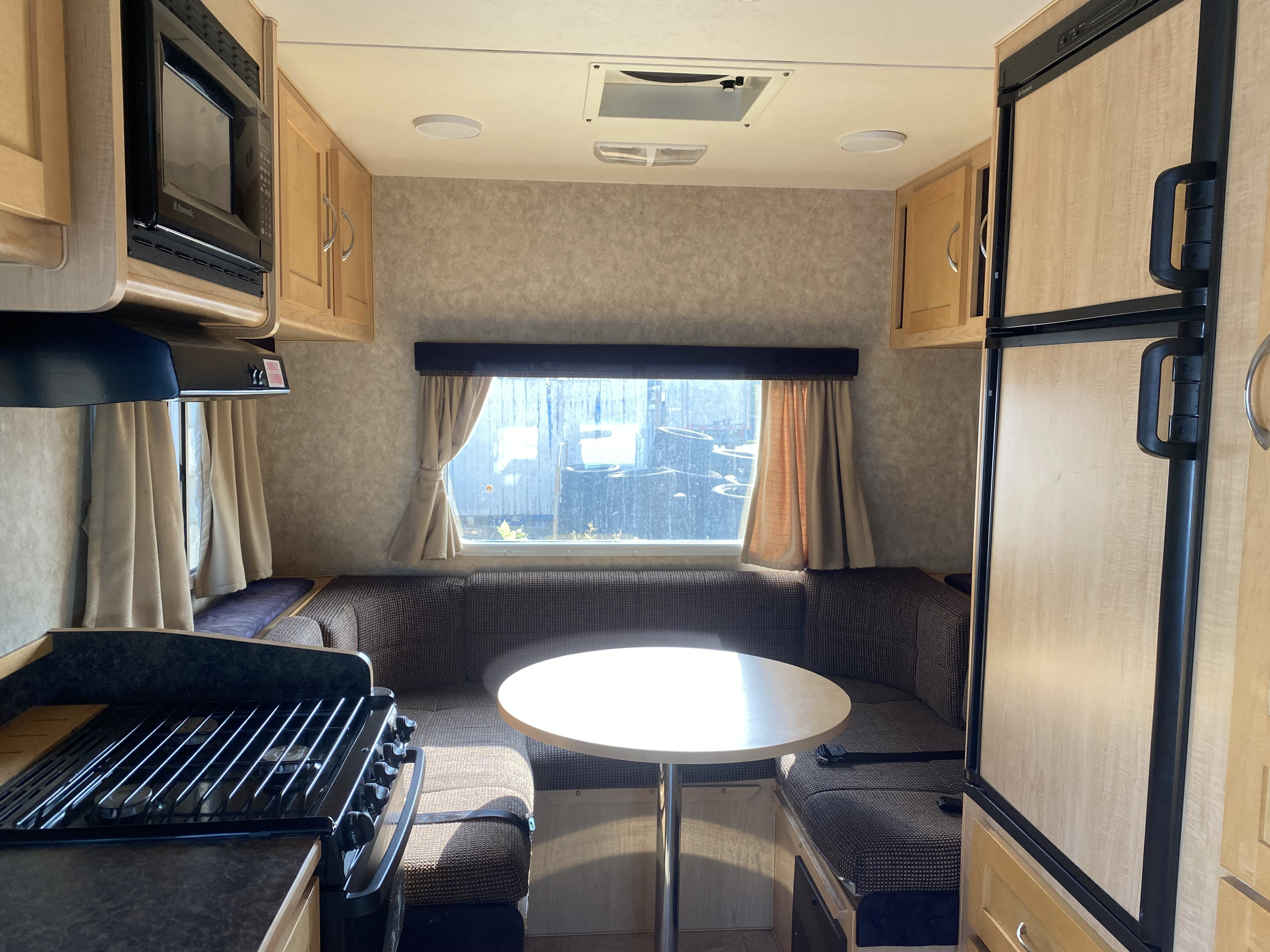 2008 Adventurer 200WR View 3 - Calgary RV Rental Details