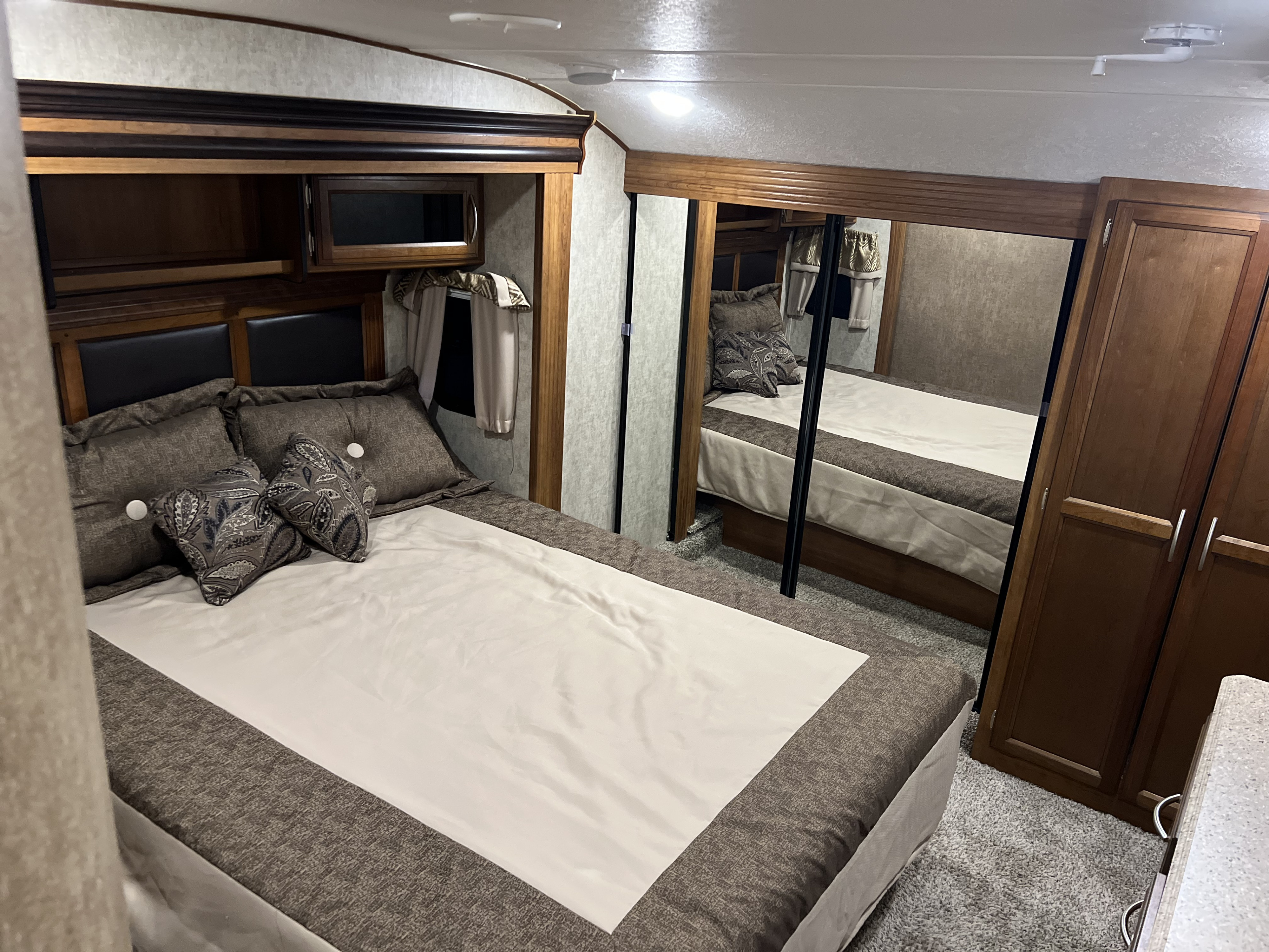 Cozy RV rental. Crusader Crusader Fifth Wheel 2016