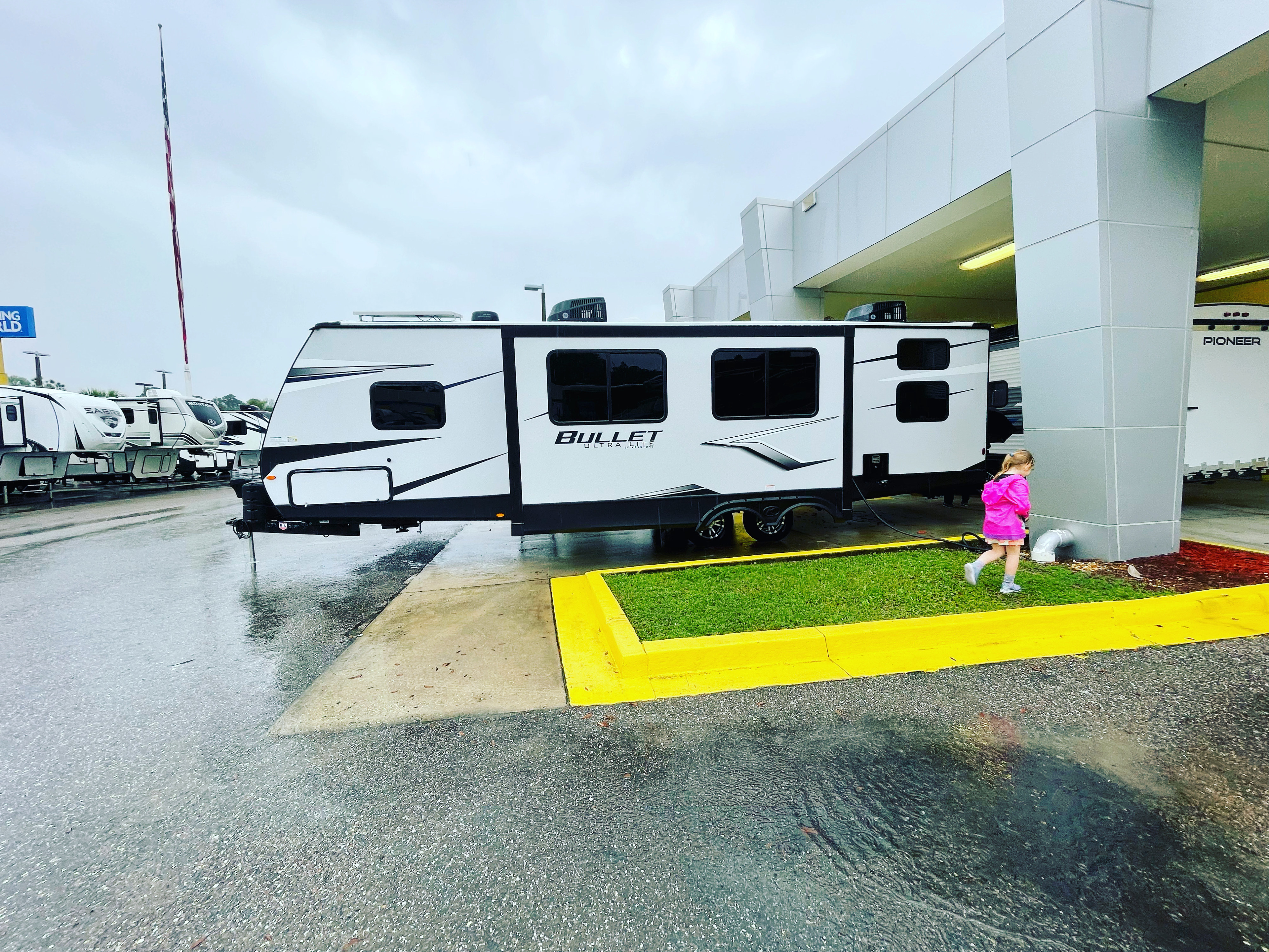 Sleeps 10! 2022 Keystone Bullet Ultralite 287QBS! We deliver! Has it all!