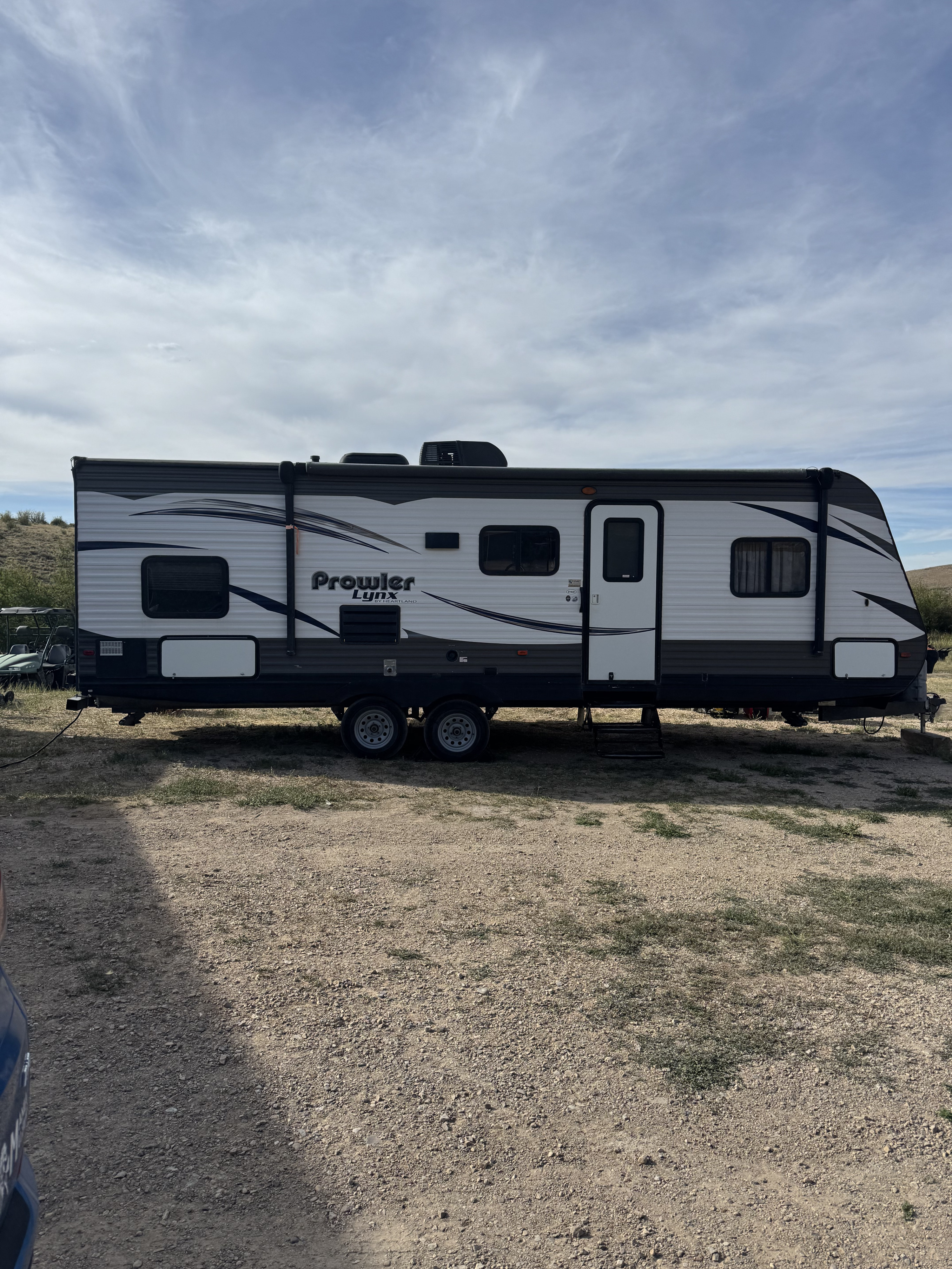 Prowler lynx camper with tip-out