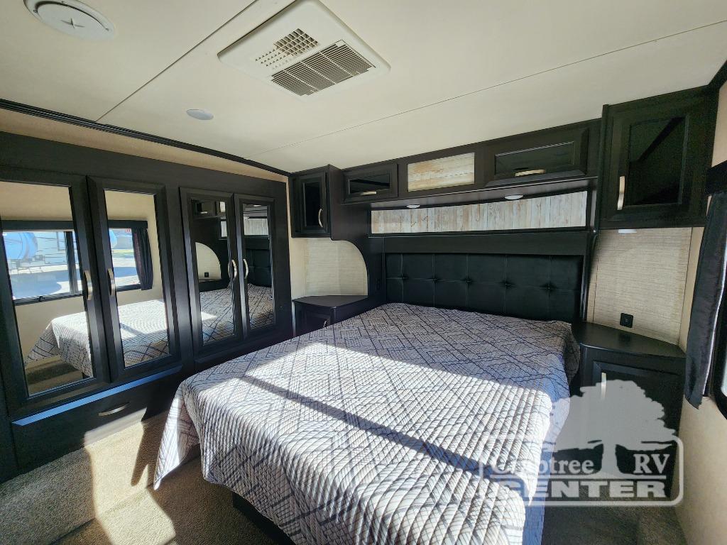 Discover this comfortable RV bedroom with mirrored wardrobes, ideal for your RV rental getaway.. Keystone Voltage V3895 2017