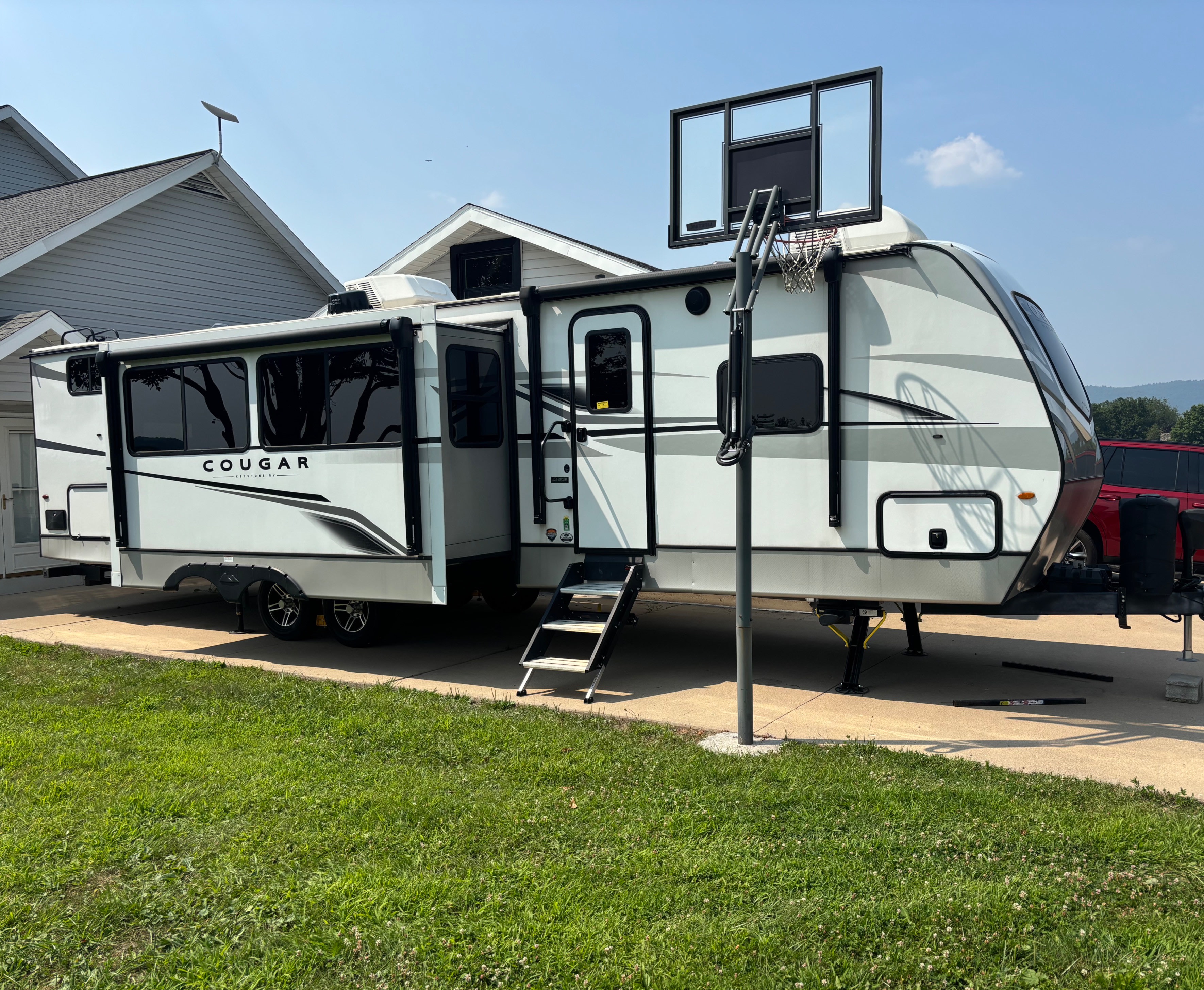 Dreese Outdoor Rentals  Keystone Bunkhouse Luxury Camper w/auto leveling