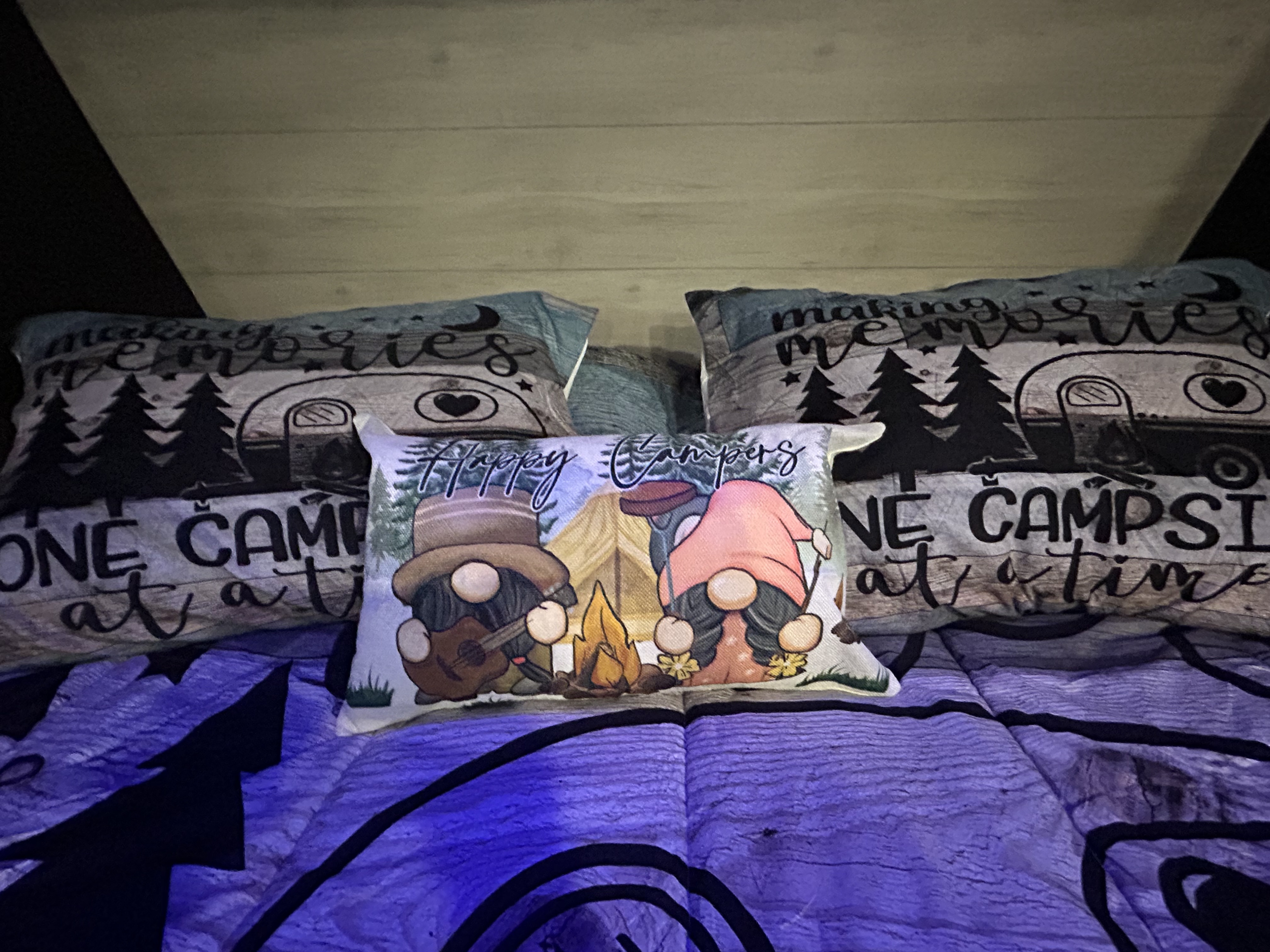 Cozy RV rental bed with "Making Memories" pillows & "Happy Campers" gnomes. Ideal for a comfy camping getaway.. Jayco Jay Flight SLX 2022