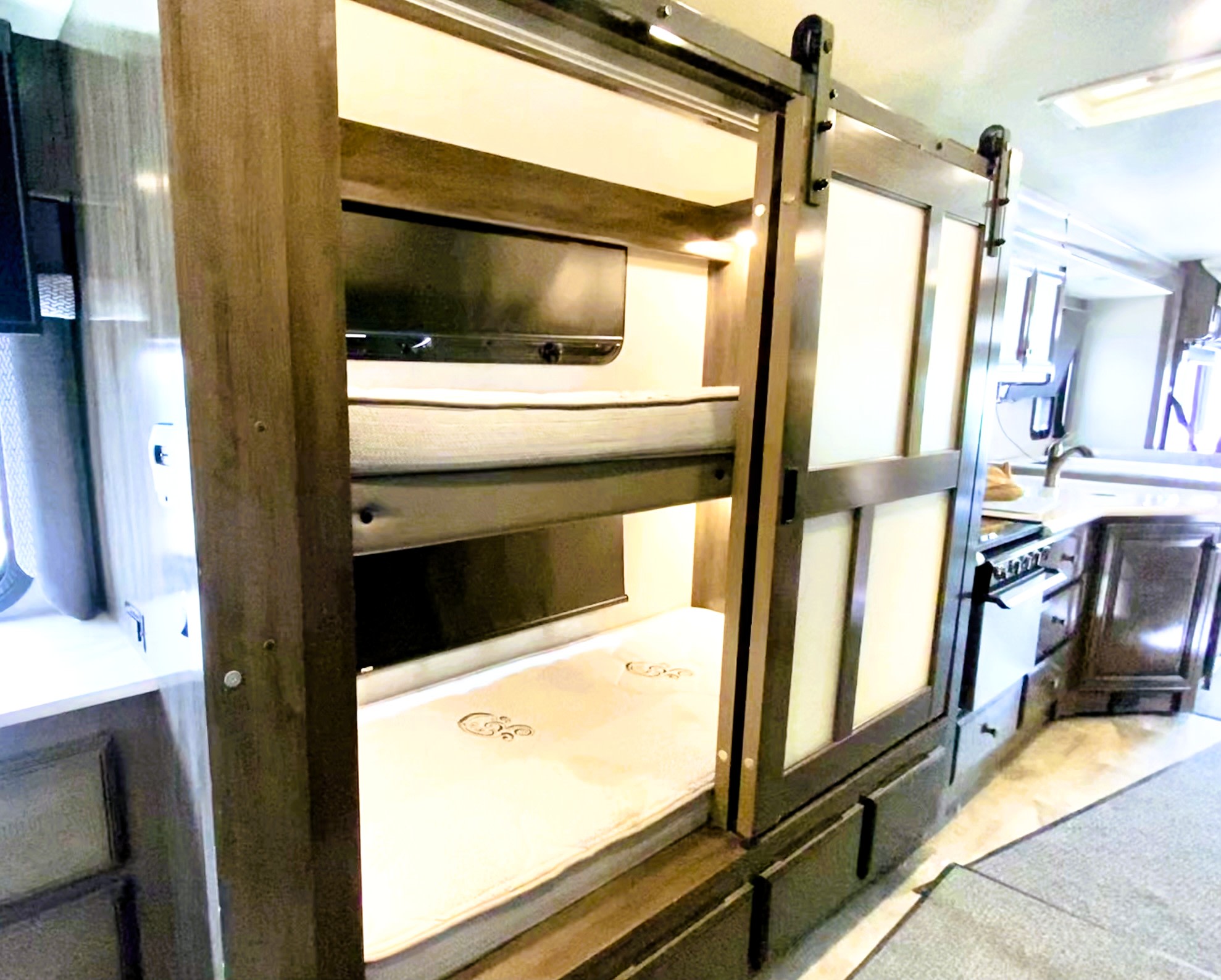This rv rental features compact bunk beds with TVs, and a well-equipped kitchen. A smart layout for travel.. Flair-Fleetwood Flair-Fleetwood Motorhome 2021