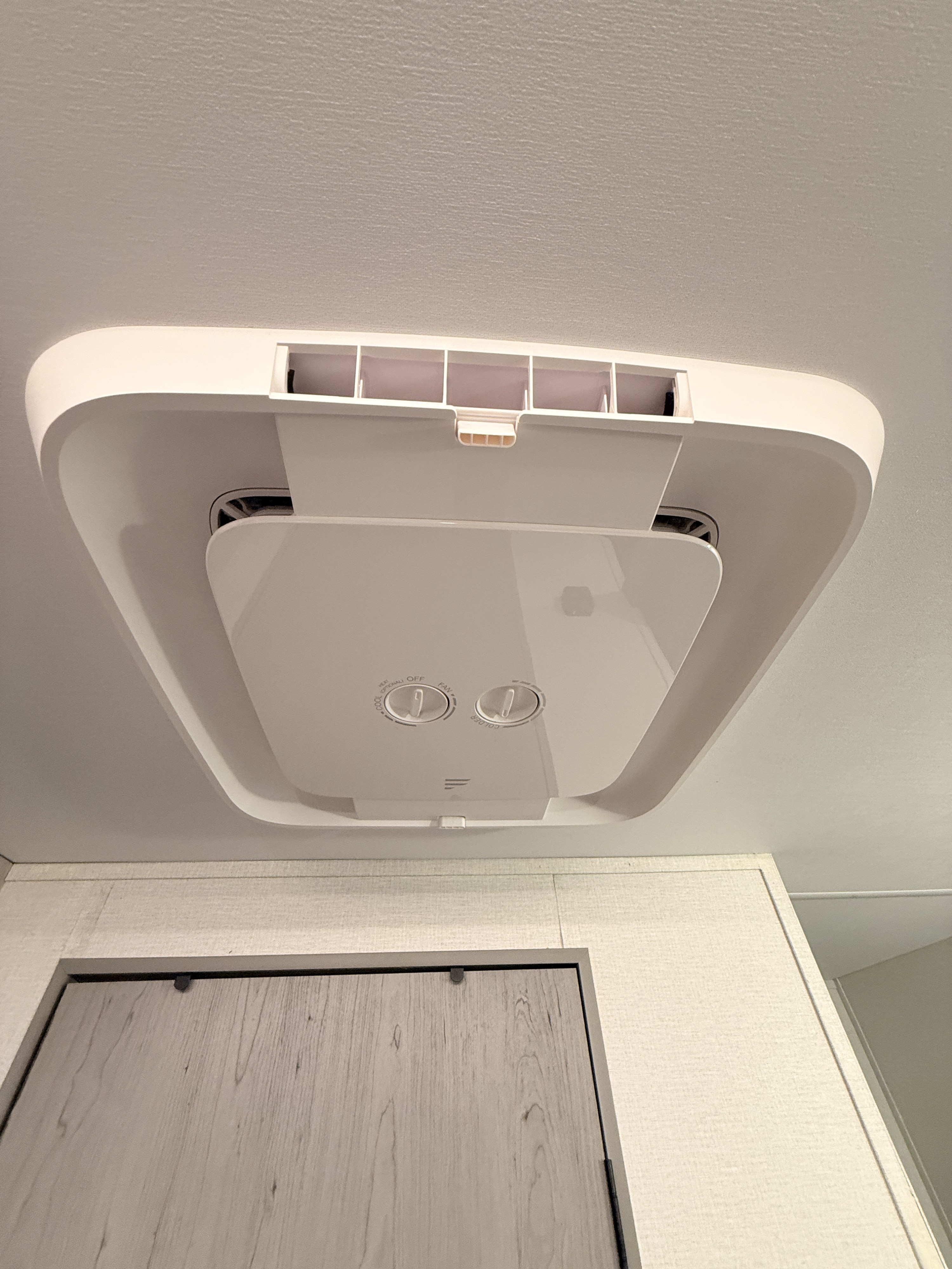 Stay cool in your RV rental! Ceiling-mounted air conditioner unit with control knobs, open vents, and textured ceiling.. Heartland Mallard 2025