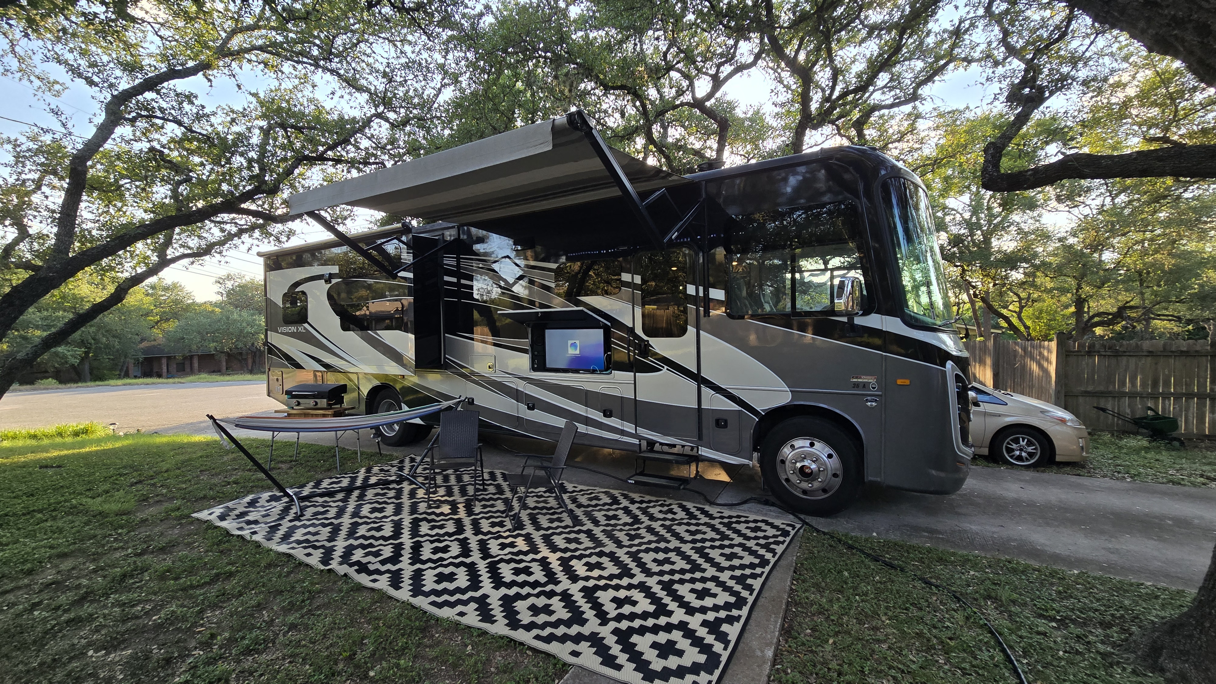 ATX Luxe Bunkhouse — Entegra Vision XL 36A, King Suite + Loft (2 Baths)