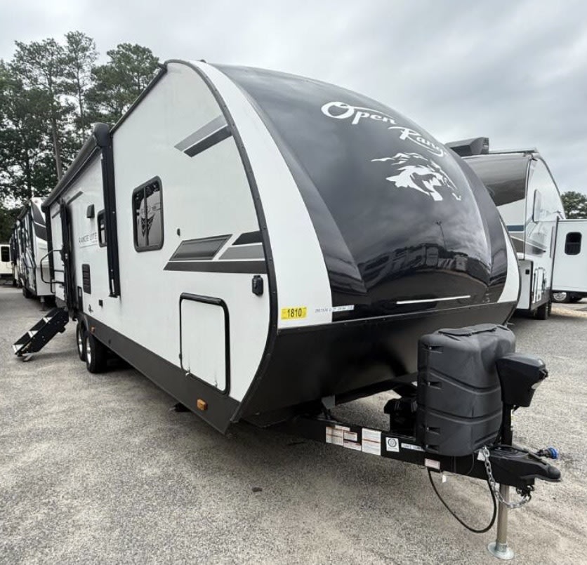 Spacious Bunkhouse Camper - Outdoor Kitchen