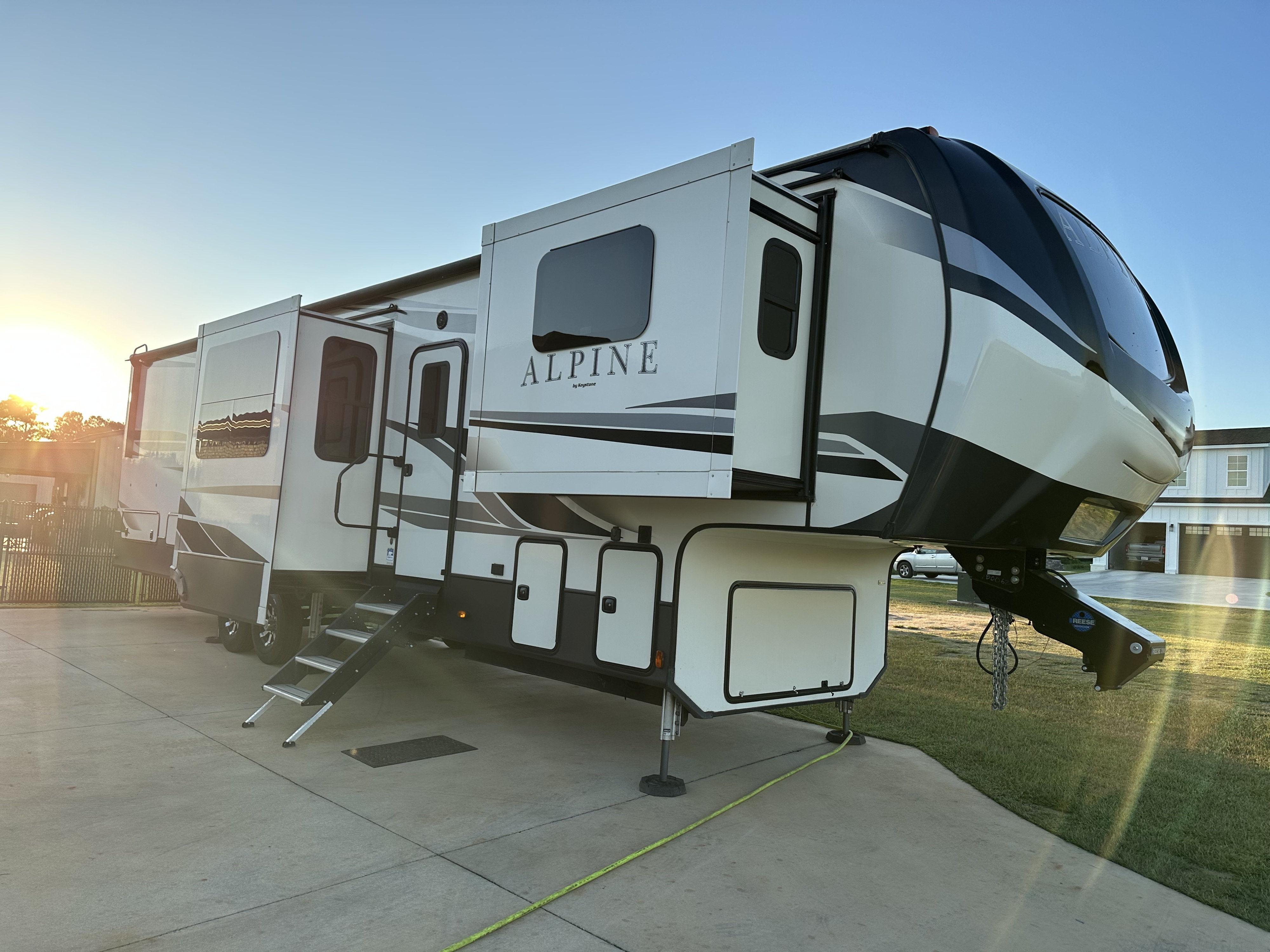 2021 Keystone Alpine 3712 KB - 5 Slide-Outs with Room For 6