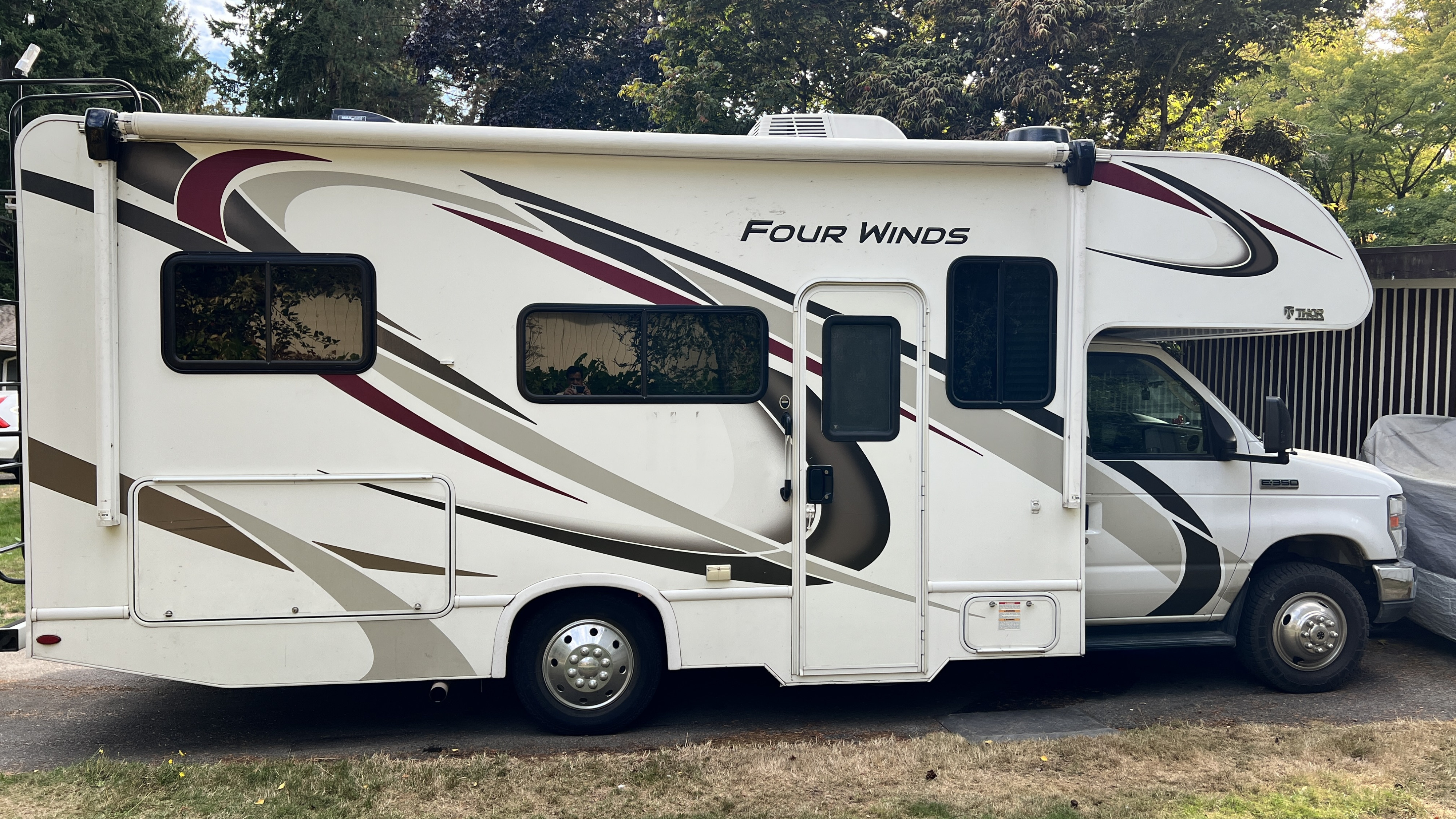 25 ft Seats / Sleeps 5, comfortable all amenities Class C RV
