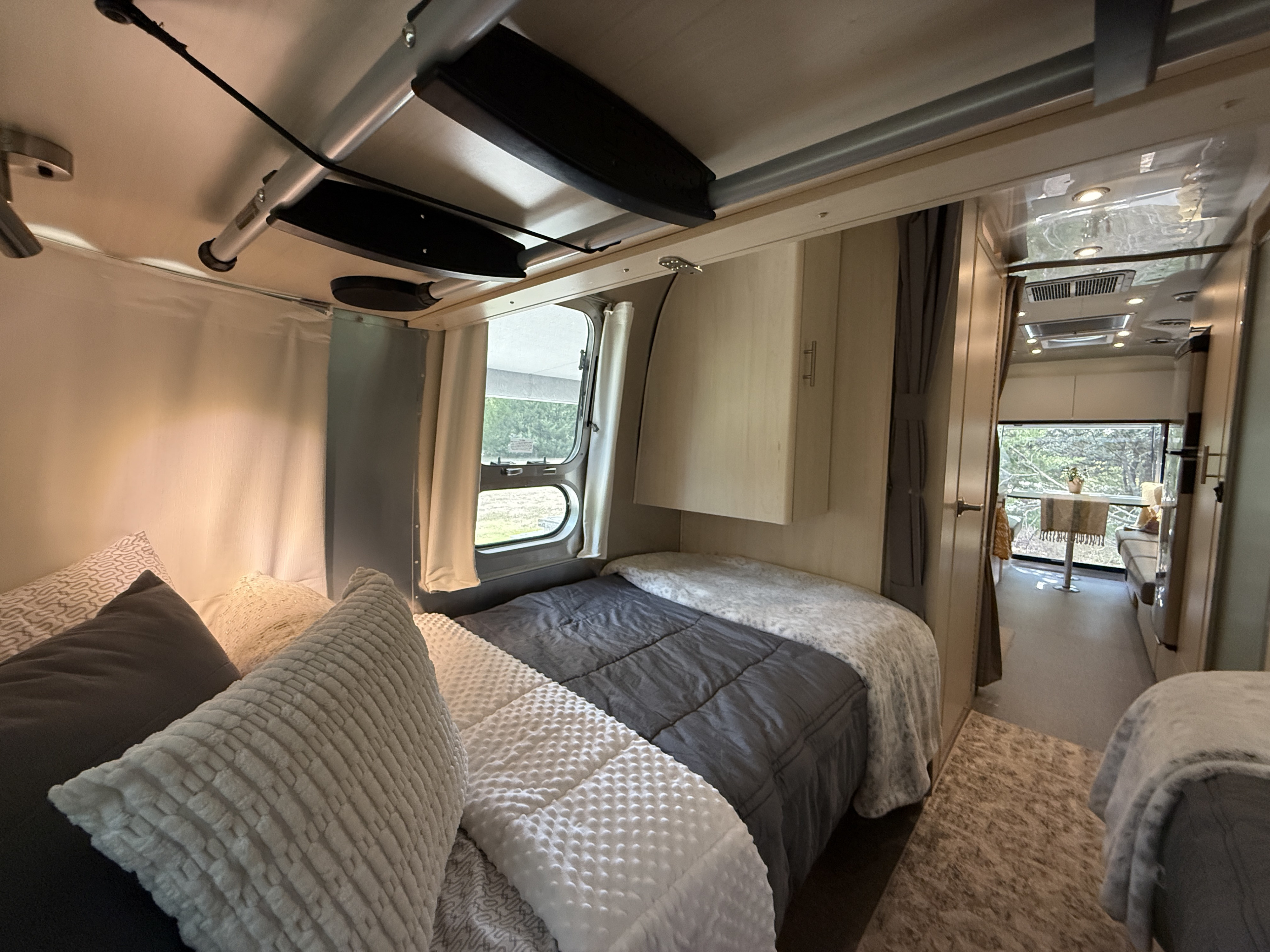 Comfortable RV rental bedroom with twin beds. Perfect for travel and glamping trips.. Airstream Flying Cloud 2024