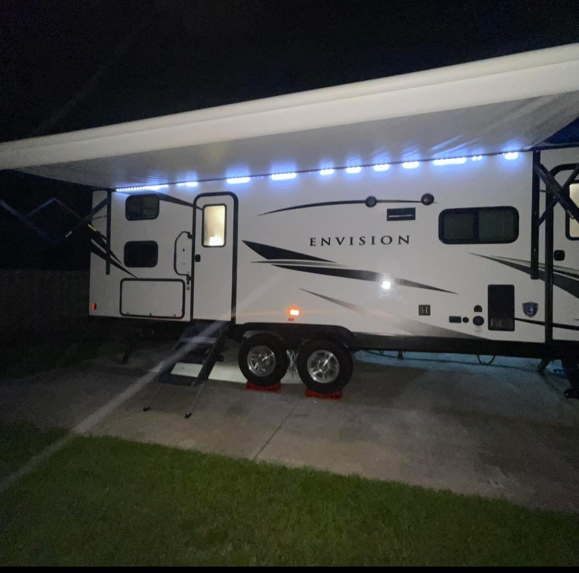 We Deliver and Setup! King Bed Luxury! Envision Sleeps 8! Fully stocked!