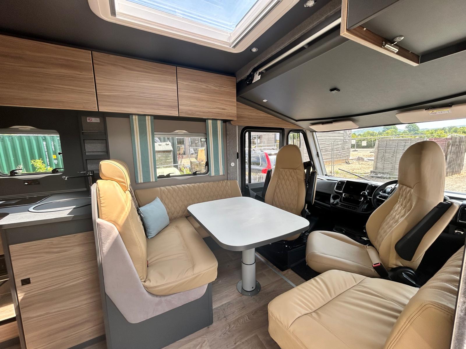 GlamperRV DBM (L-shaped lounge, Twin/king, B licence)