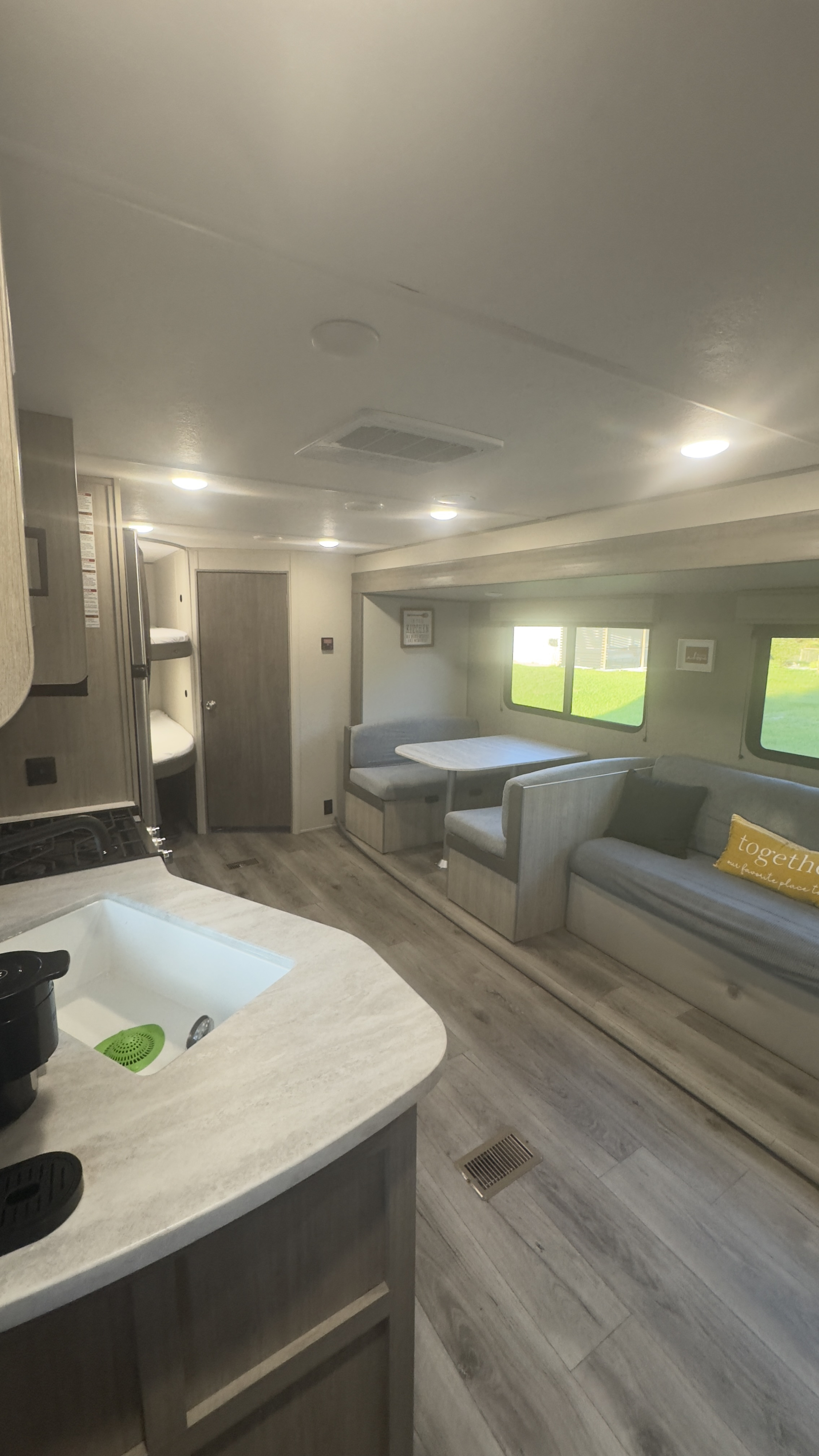 Luxury RV | Sleeps 6 | Free Delivery up to 25 Miles | Clean & Equipped