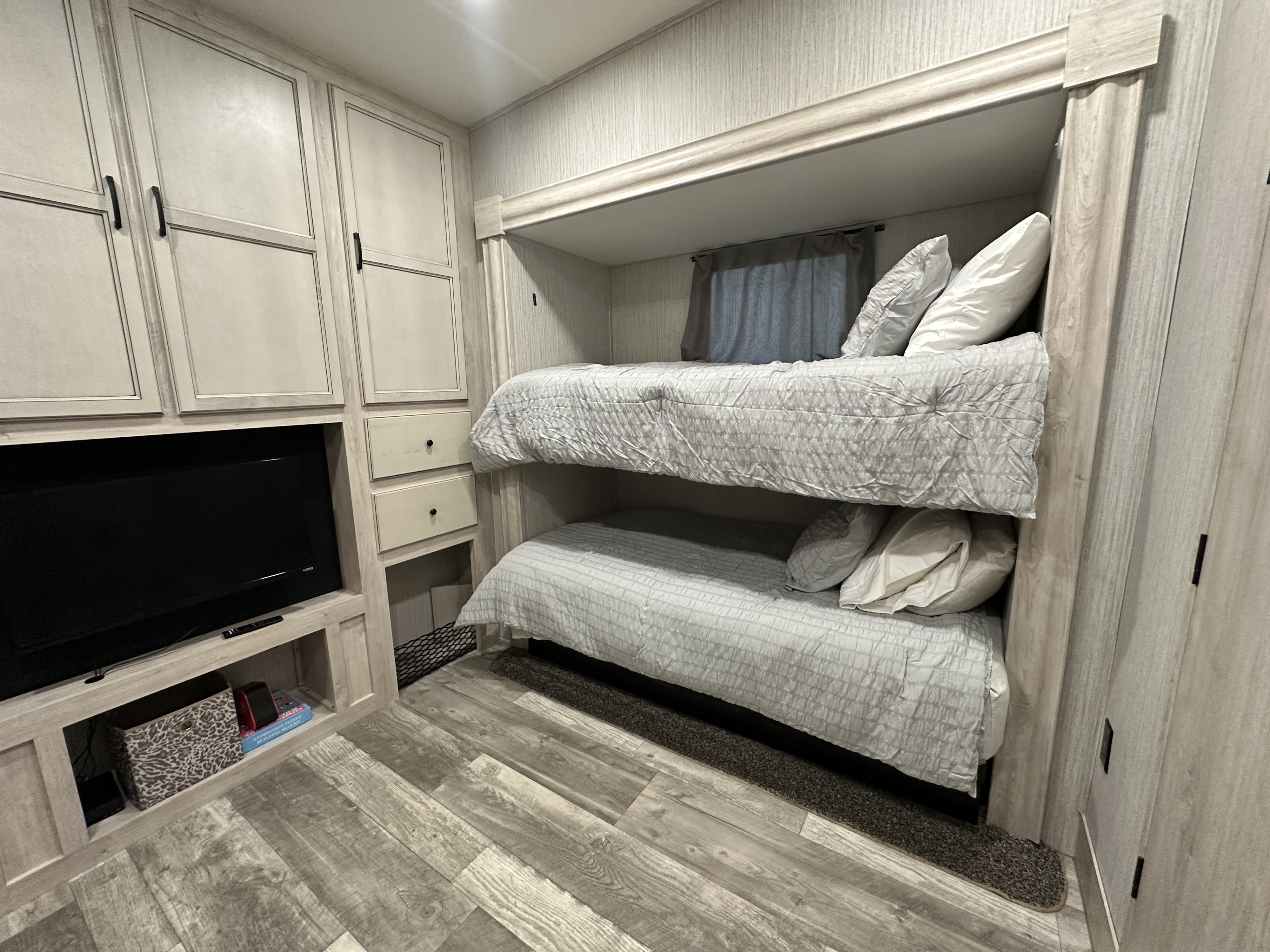 Experience comfort in this rv rental. Features cozy bunk beds, built-in TV, and ample storage in a light wood finish.. Forest River Sandpiper 2022