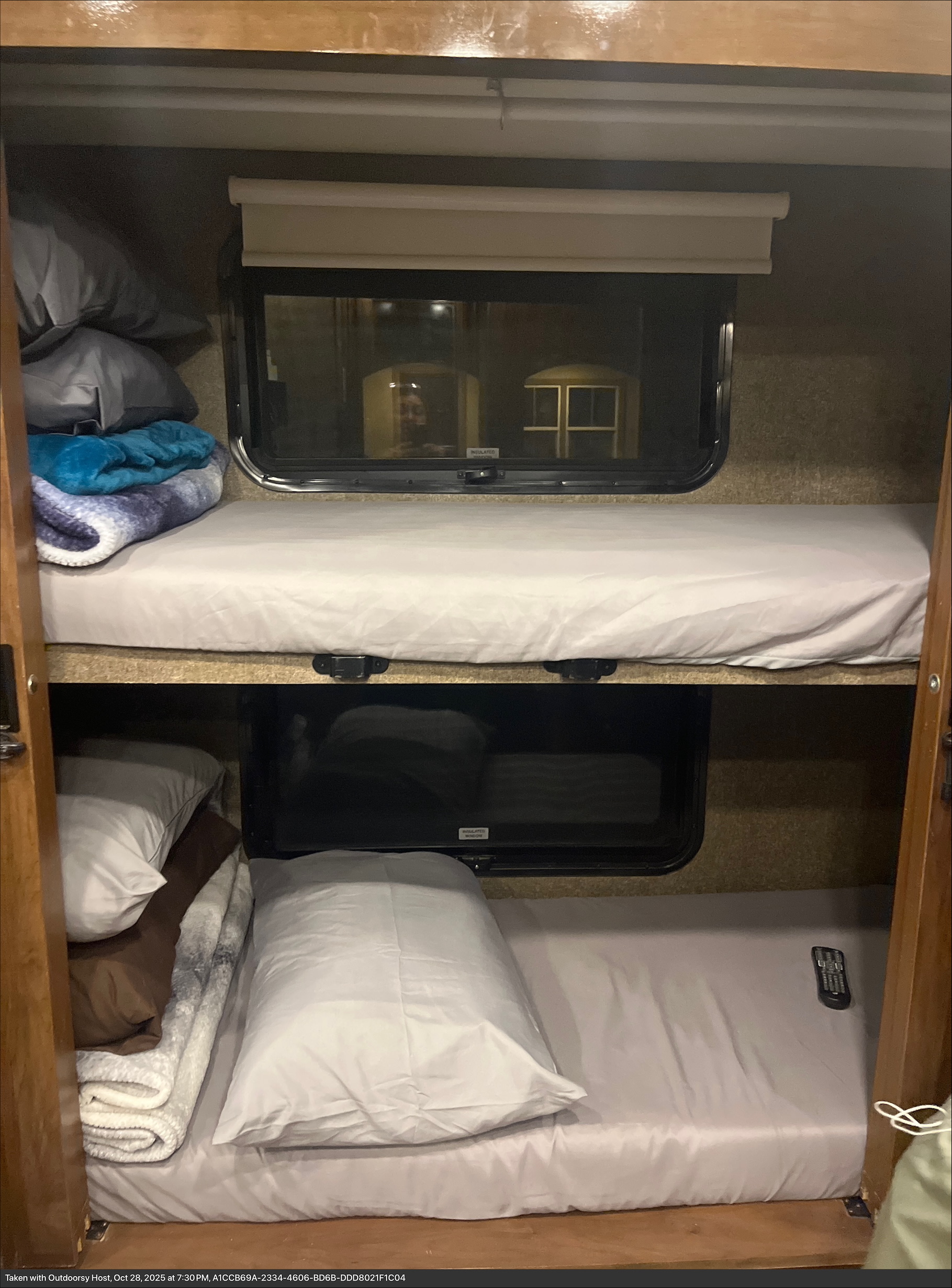 Cozy RV rental: Two bunk beds with windows, fresh linens, and blankets, ready for a comfortable night's rest.. Thor Miramar 2019
