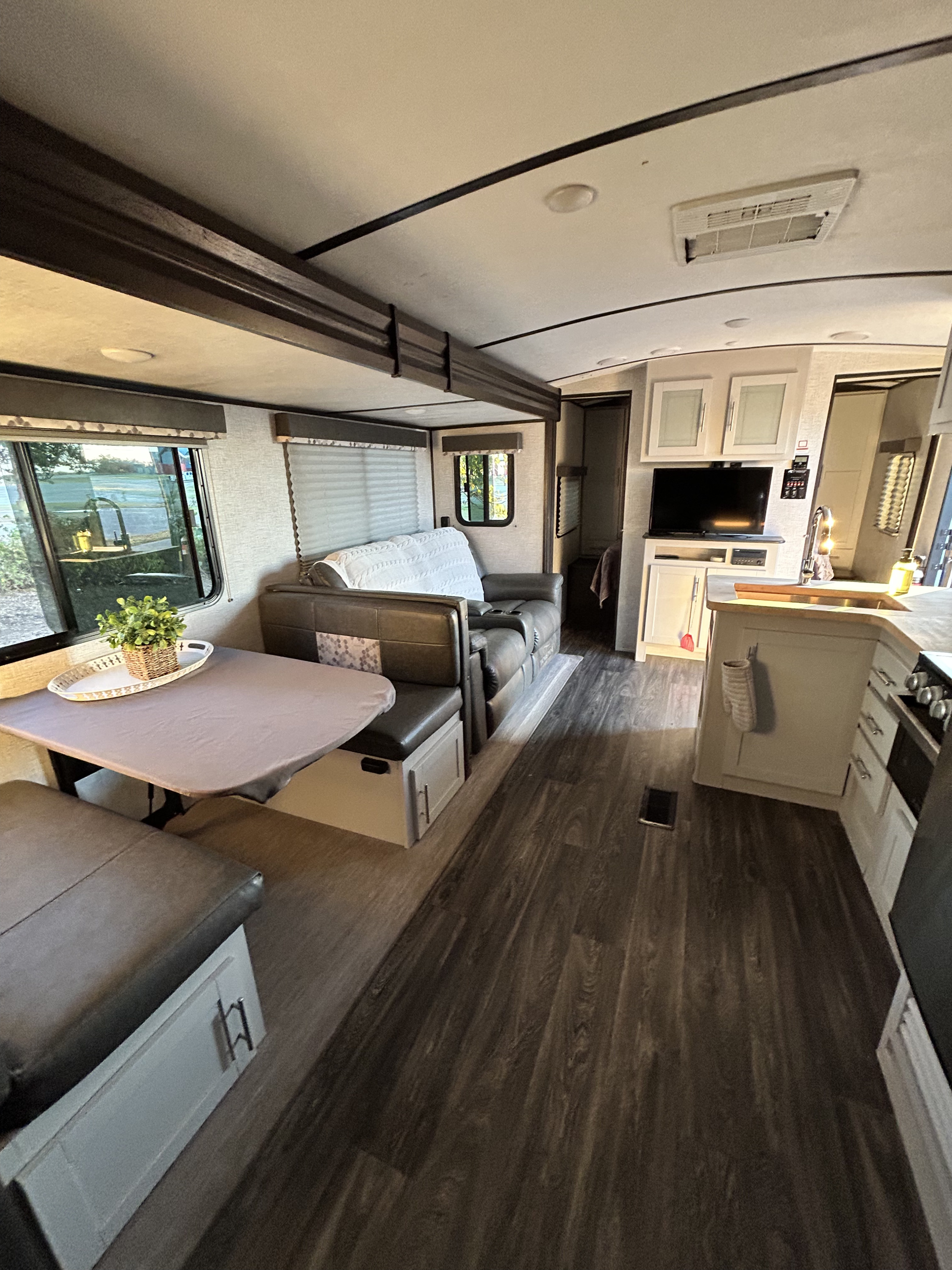 The Hitch Hiker~ Bunkhouse w/ Recliners • 32 ft • 30 Amp