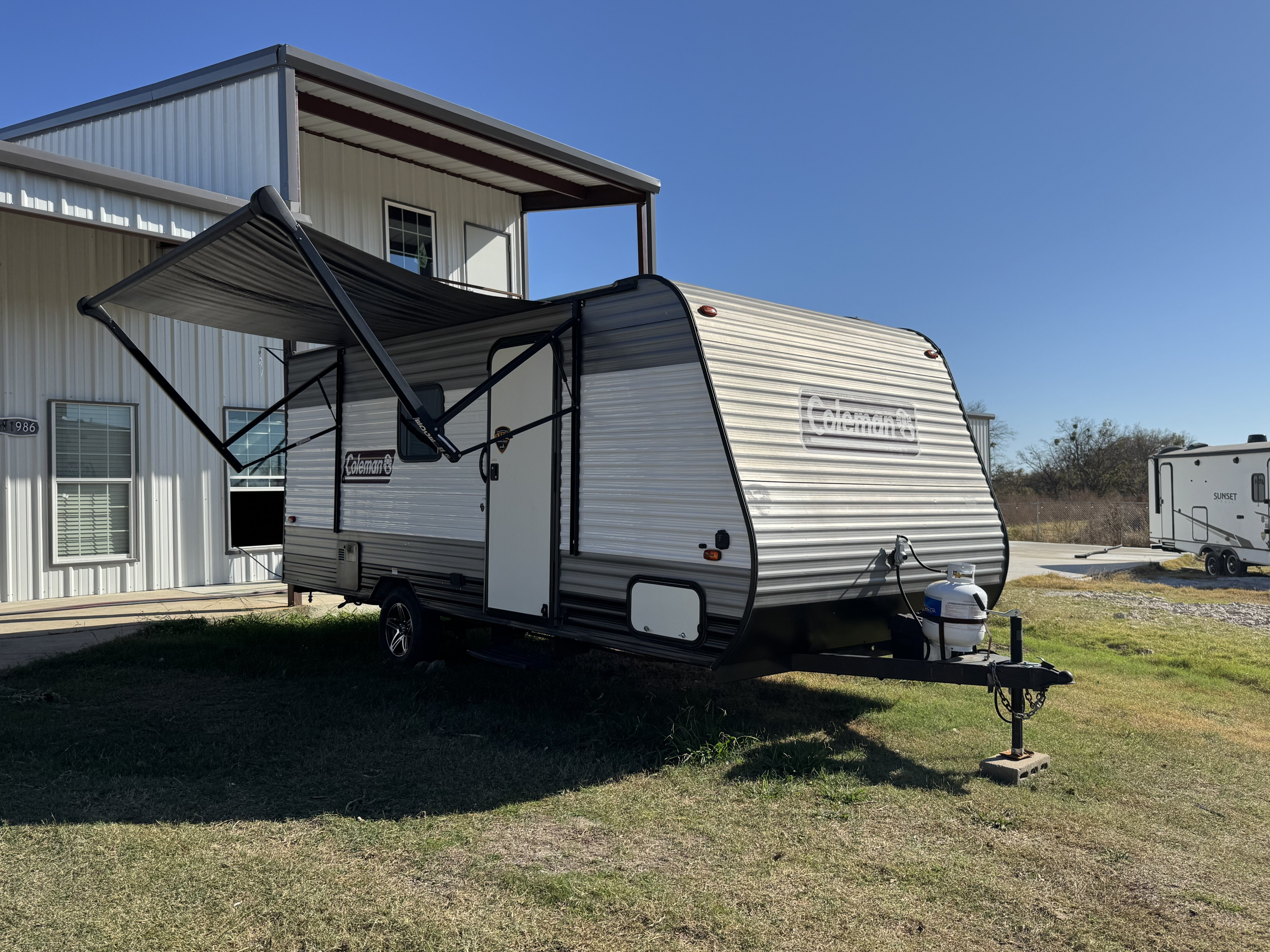 2021 Coleman 17b Lightweight Family Getaway Trailer