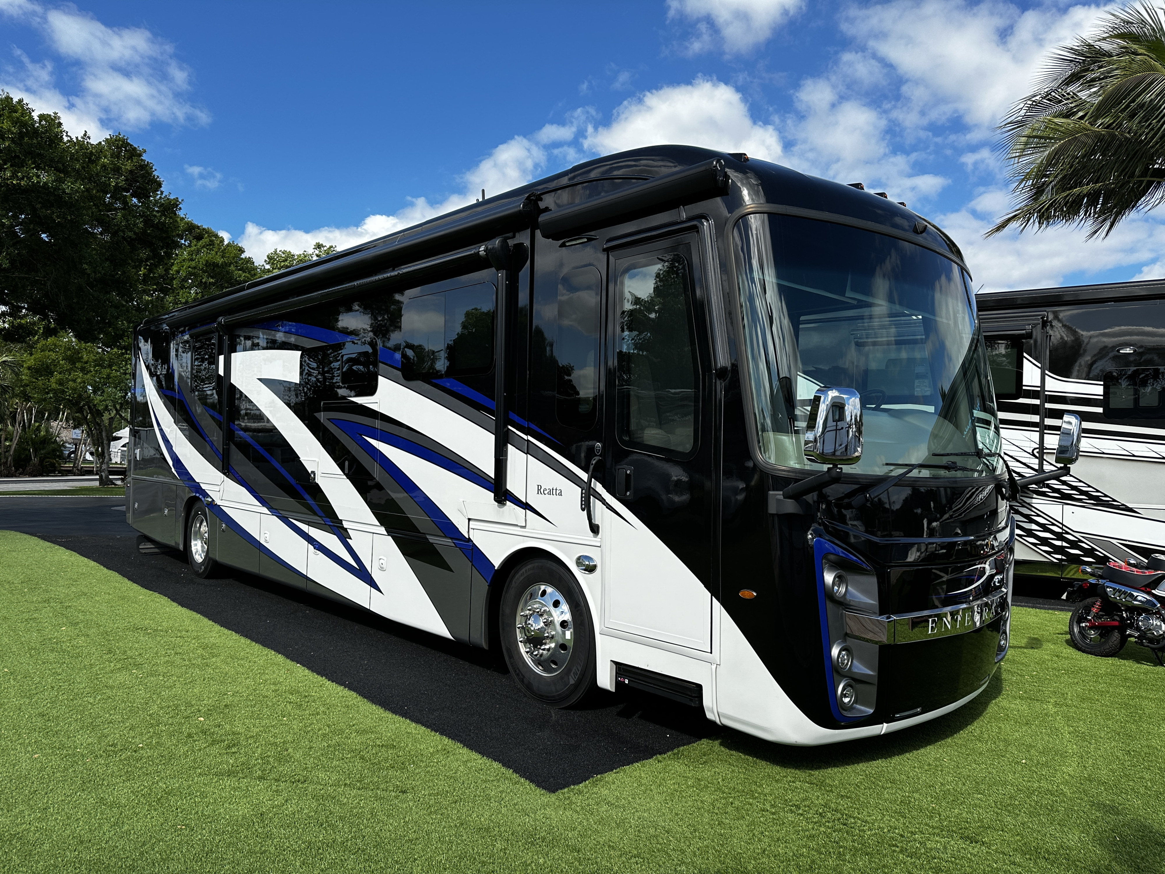 "The Presidential" Entegra Reatta 39T2
