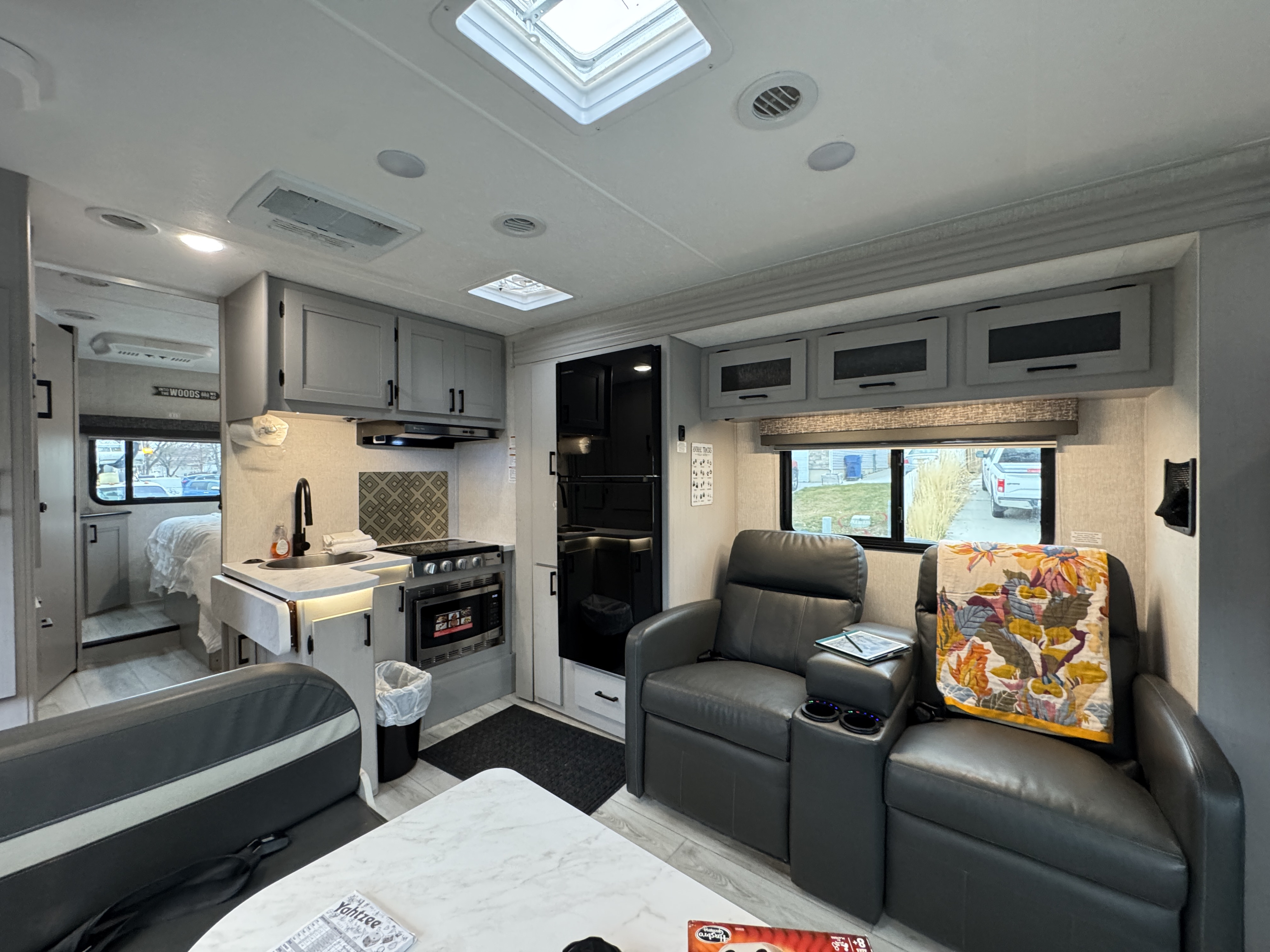2025 28ft Coachmen 26DS - Sleeps 6 fully stocked adventure supplies
