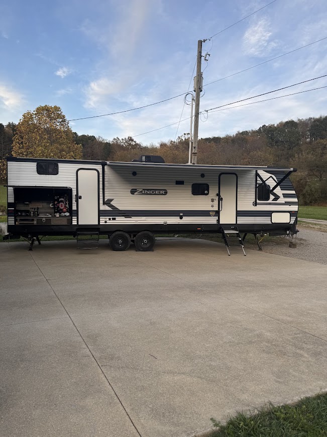 2022 Zinger 328SB
