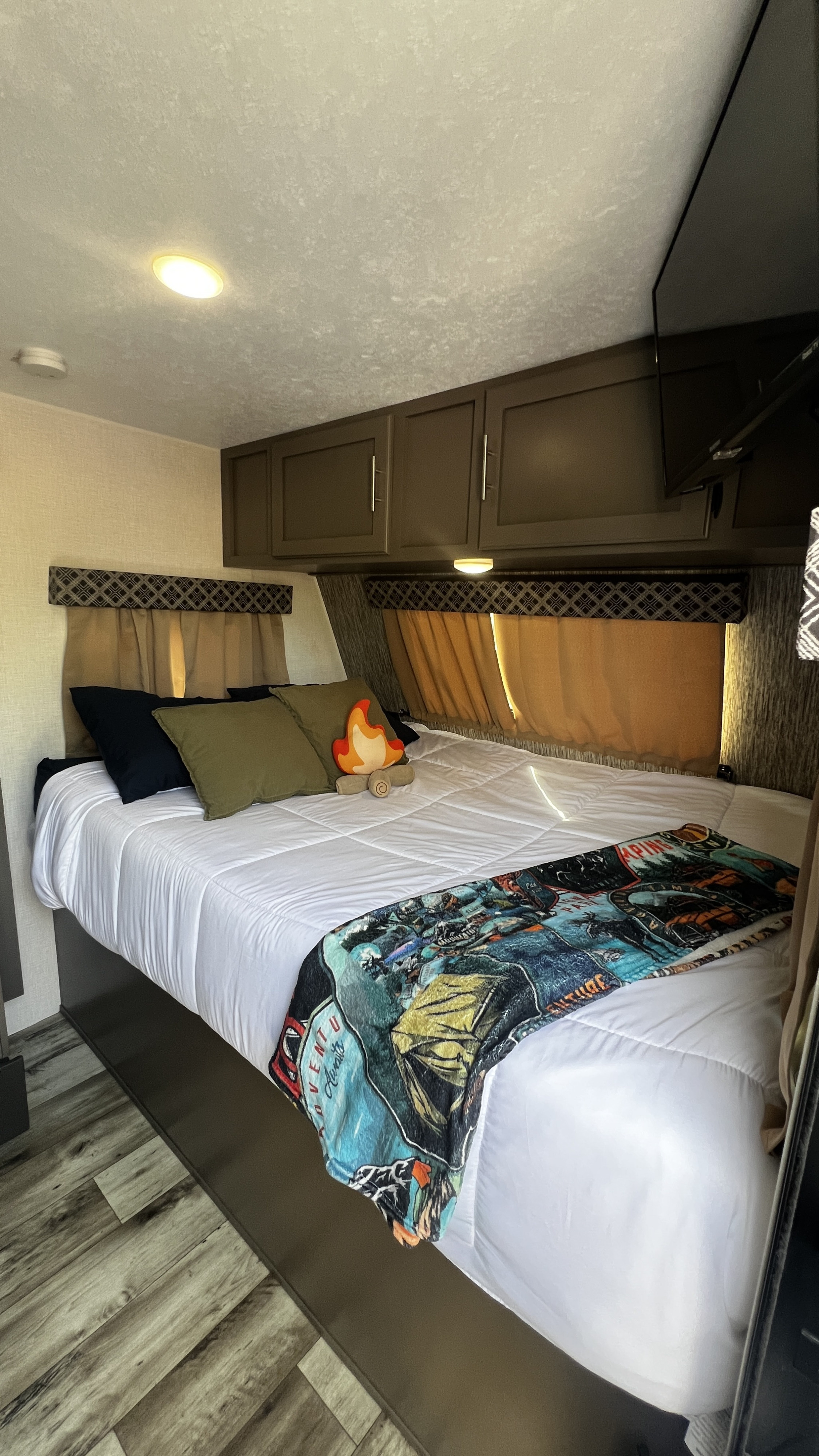 Cozy RV rental bedroom featuring a comfortable bed, overhead storage, and entertainment for your adventures.. KZ SPORTSMEN CLASSIC 191BHK 2024