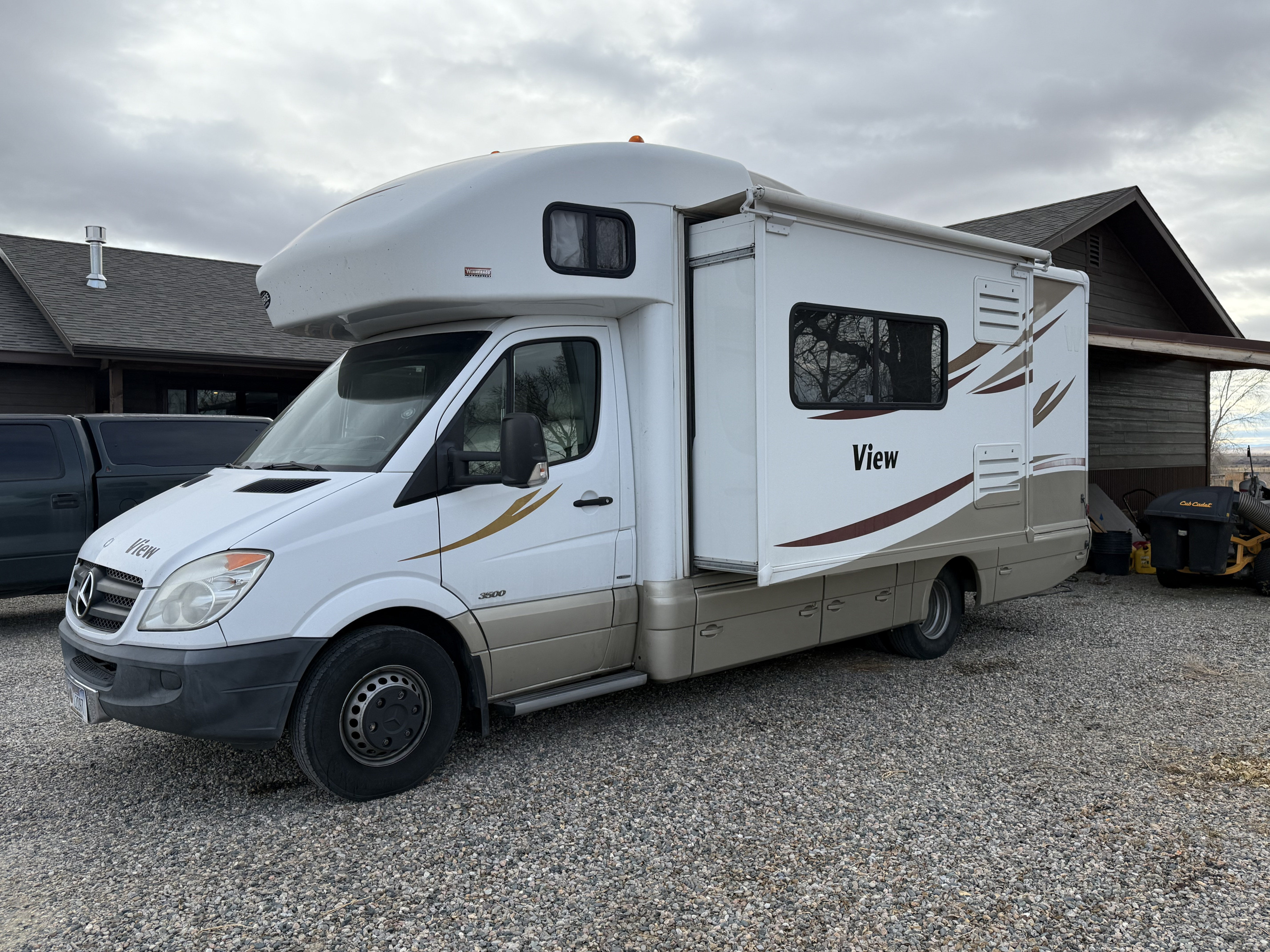 24' Winnebago View- Easy to Drive, Fully Equipped!
