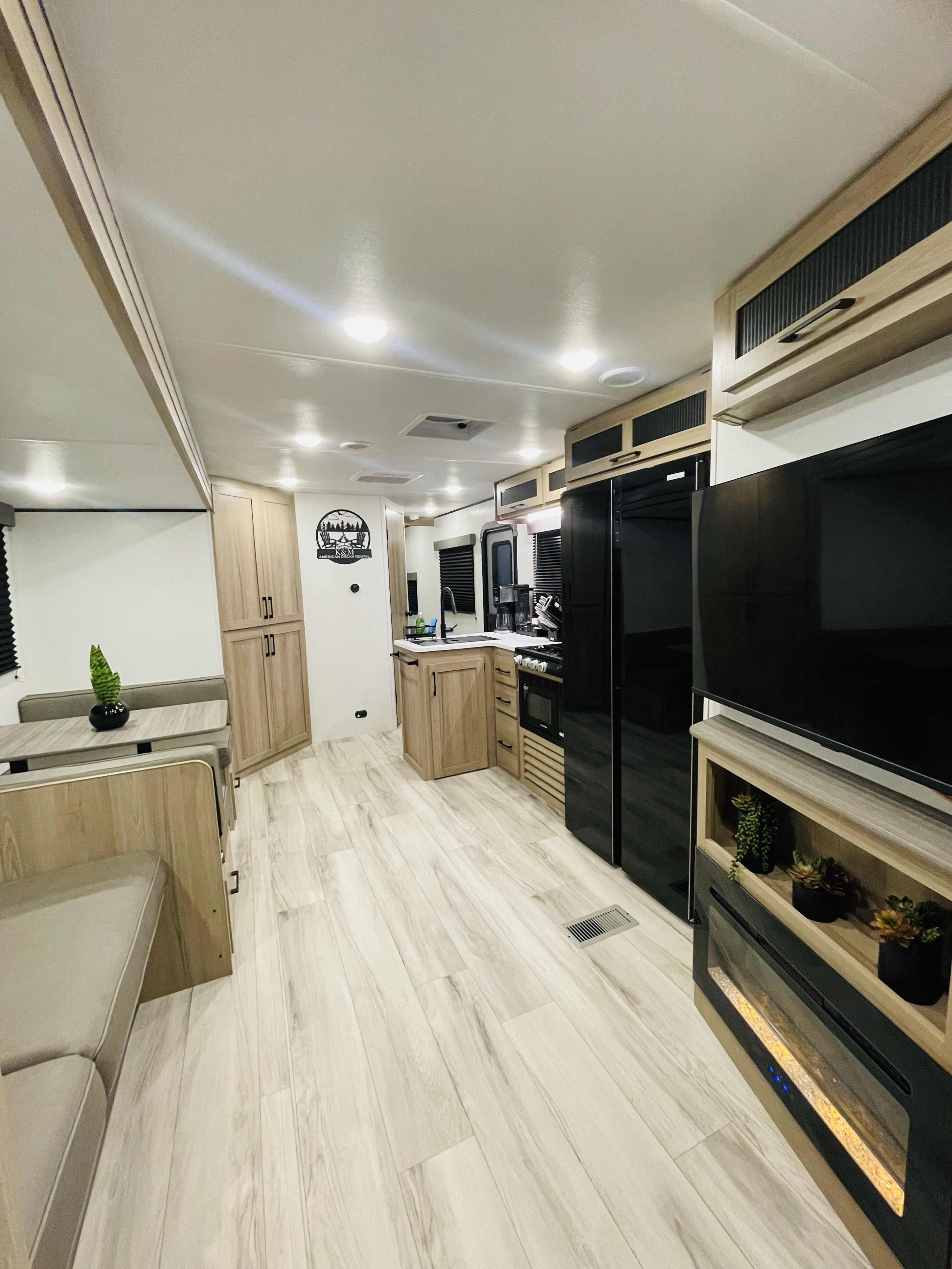 Luxury Coleman RV | Sleeps 9 | Delivery, Setup & Wi-Fi Included